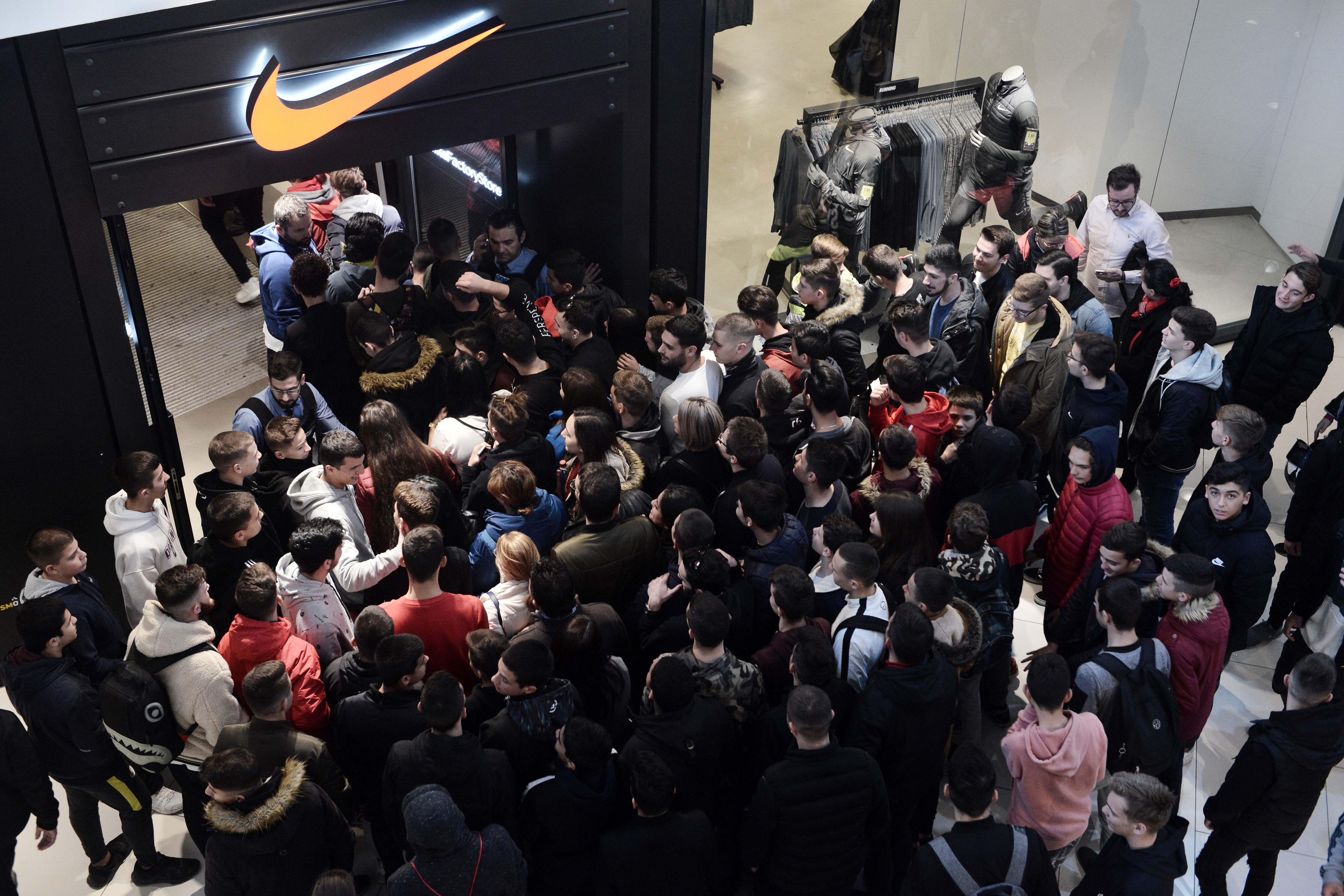 Fekete péntek a szaloniki Nike boltban 2018. november 23-án