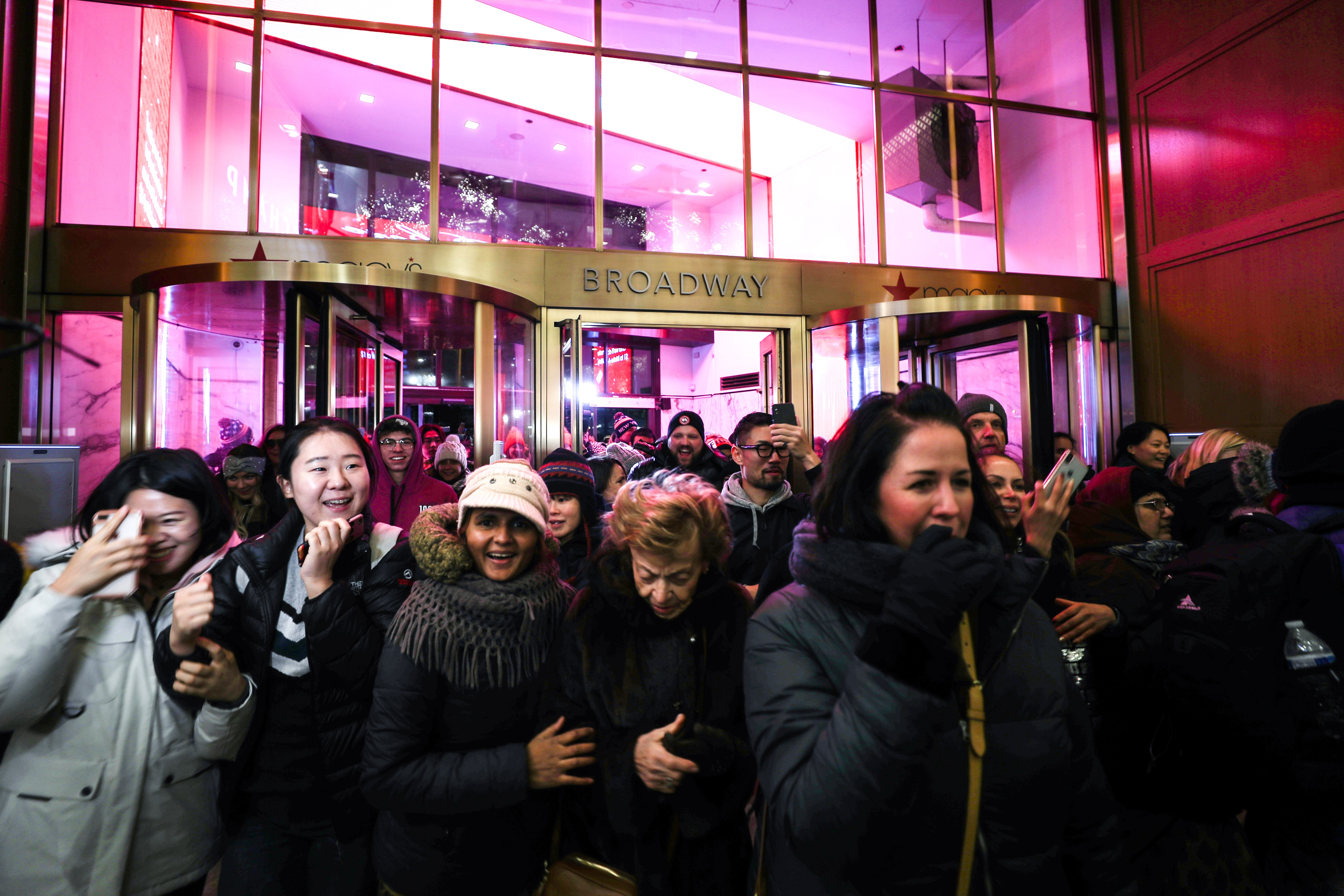 Mámoros vásárlók tülekednek át a New York-i Macy's bejáratán