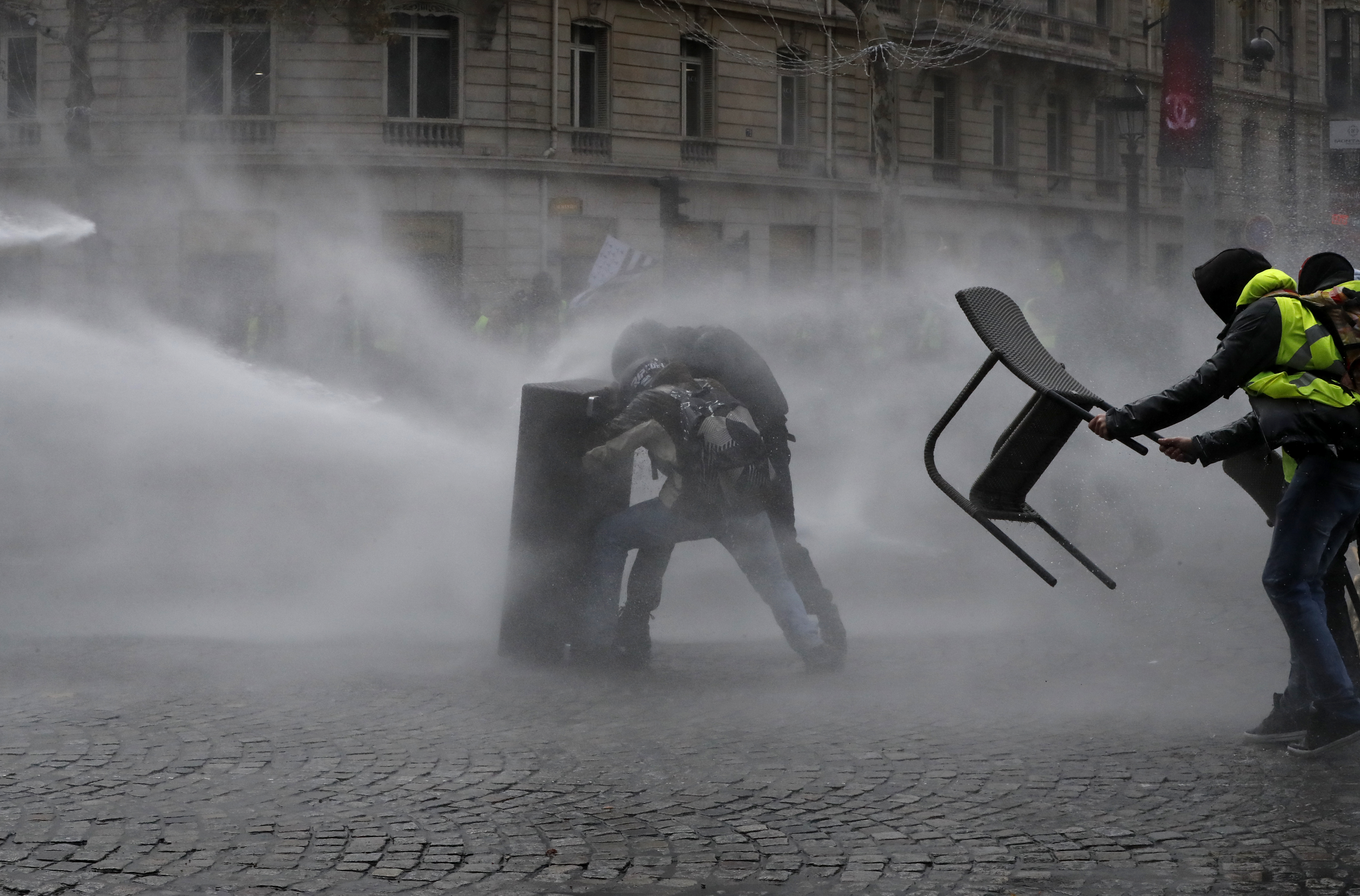 Vízágyúval és könnygázzal oszlatja a francia rendőrség a tüntetőket Párizsban