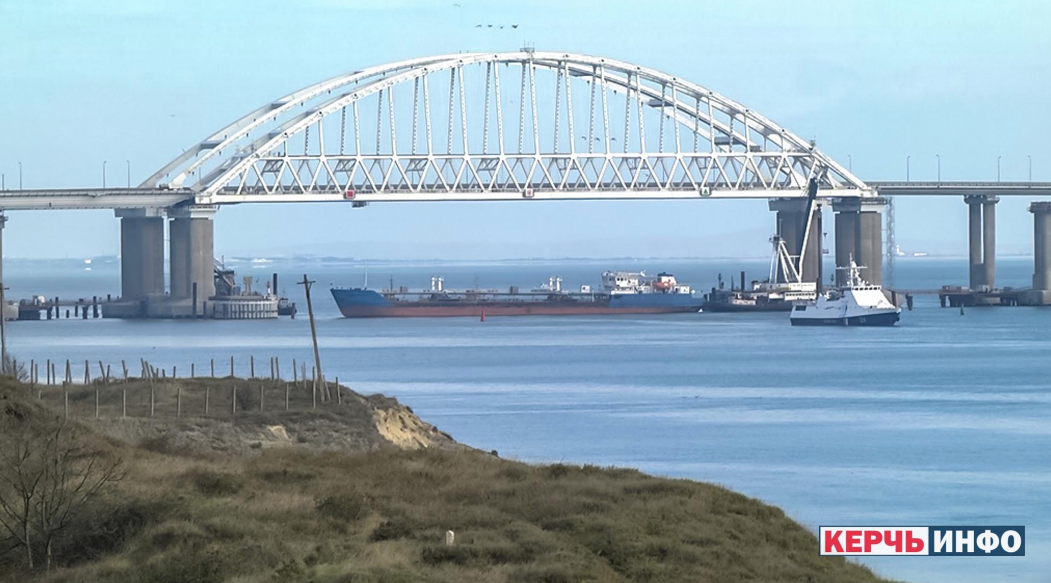 Teherhajó állja el az utat az Azovi-tenger irányába