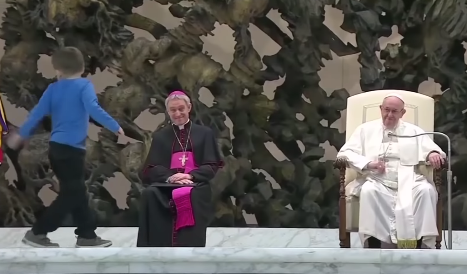 Elunta a pápa beszédet a kisfiú, felmászott mellé a pódiumra bohóckodni kicsit