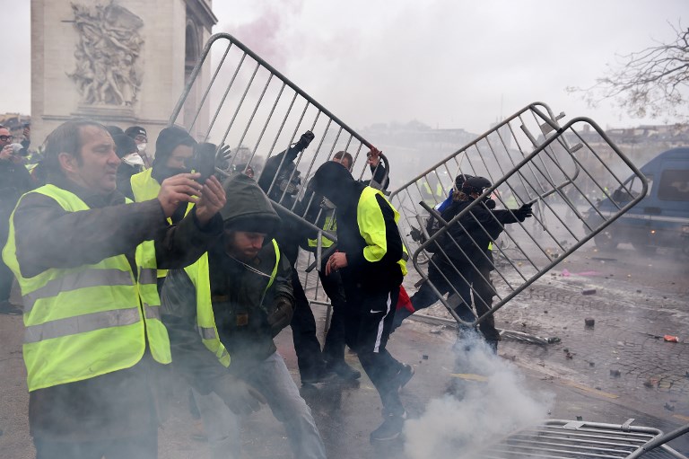 Könnygázzal oszlattak Párizsban