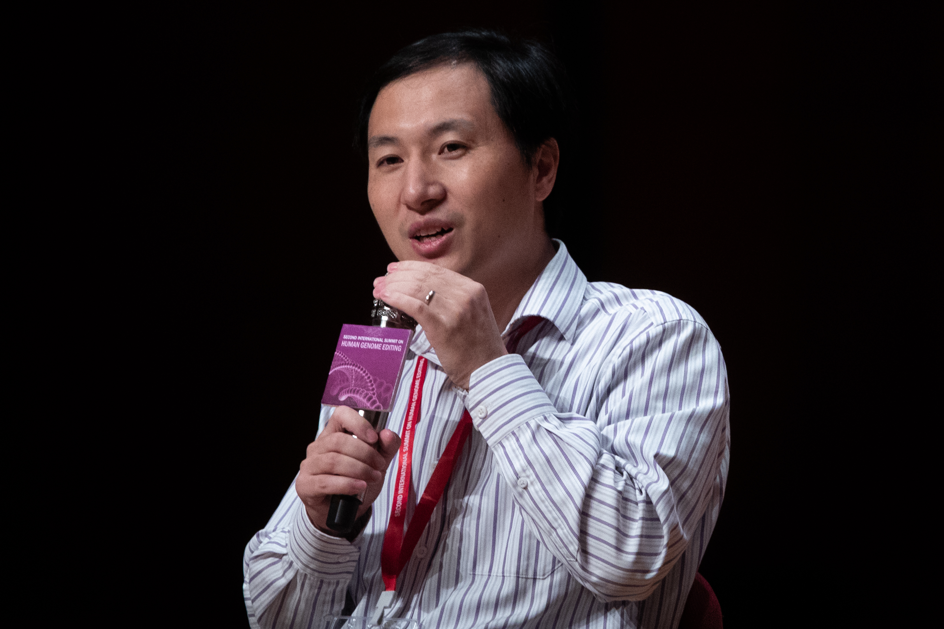 Csienkuj He egy hongkongi konferencián, 2018 novemberében