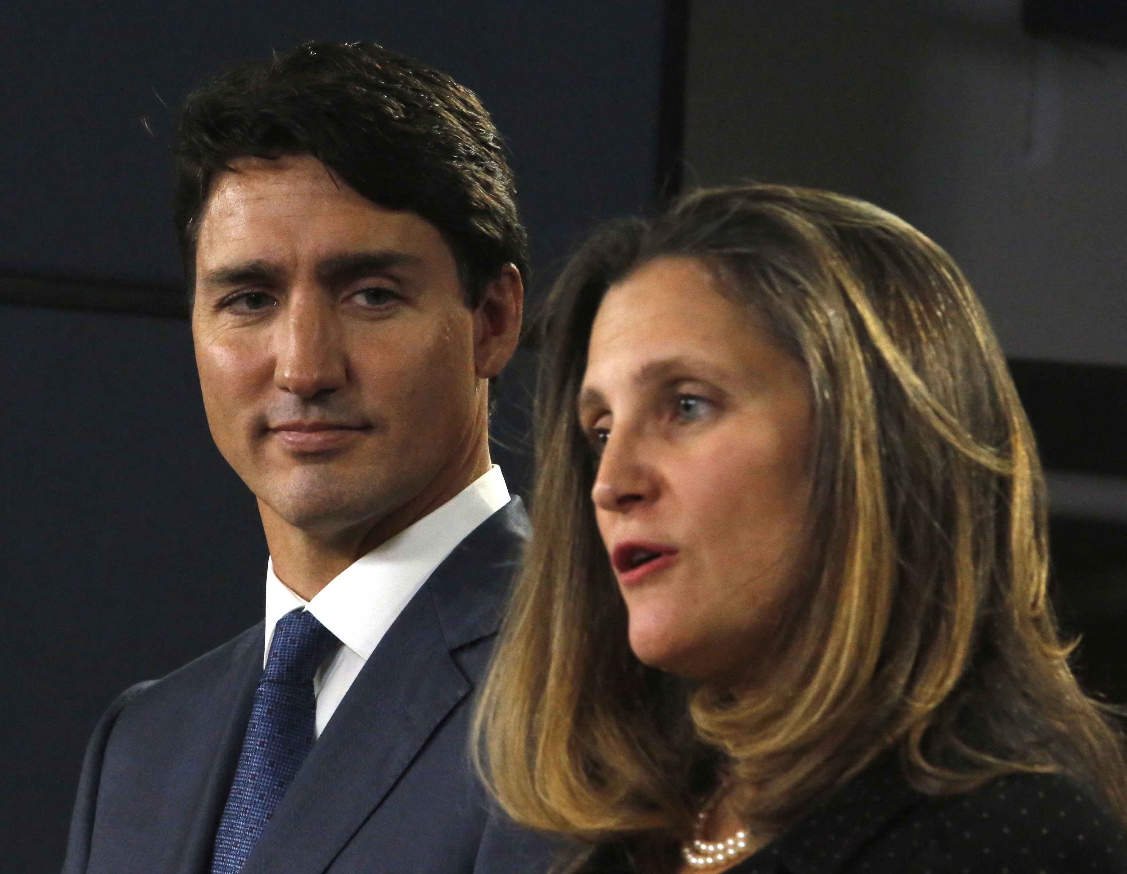 „Árulónak” és „kibaszott kurvának” nevezték a kanadai miniszterelnök-helyettest Alberta államban