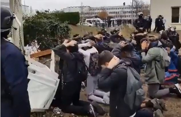 Gyújtogattak a francia diákok, rohamrendőrök térdepeltették őket a sárban