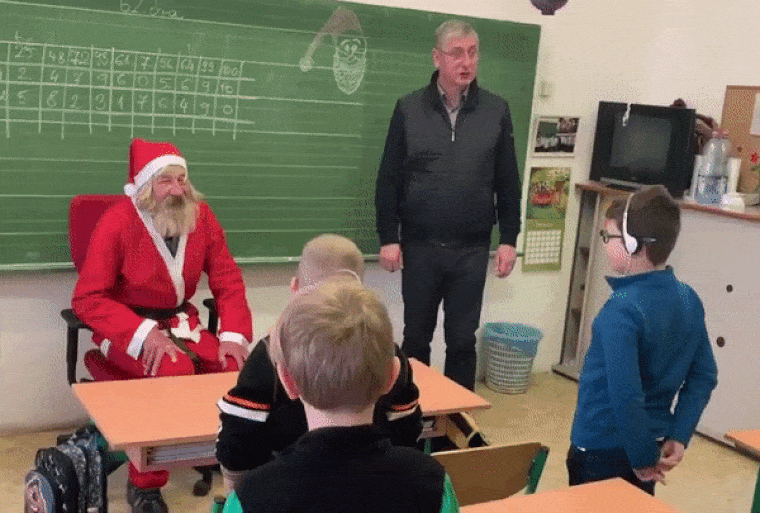 Gyurcsány Ferenc egy hajléktalan Mikulás társaságában látogatta meg a kedves gyerekeket