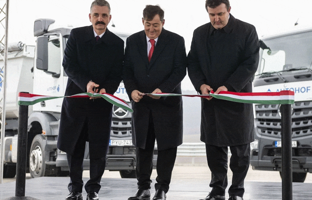 Mészáros Lőrinc és Palkovics miniszter átadott egy „korszerű kamionos pihenőt”