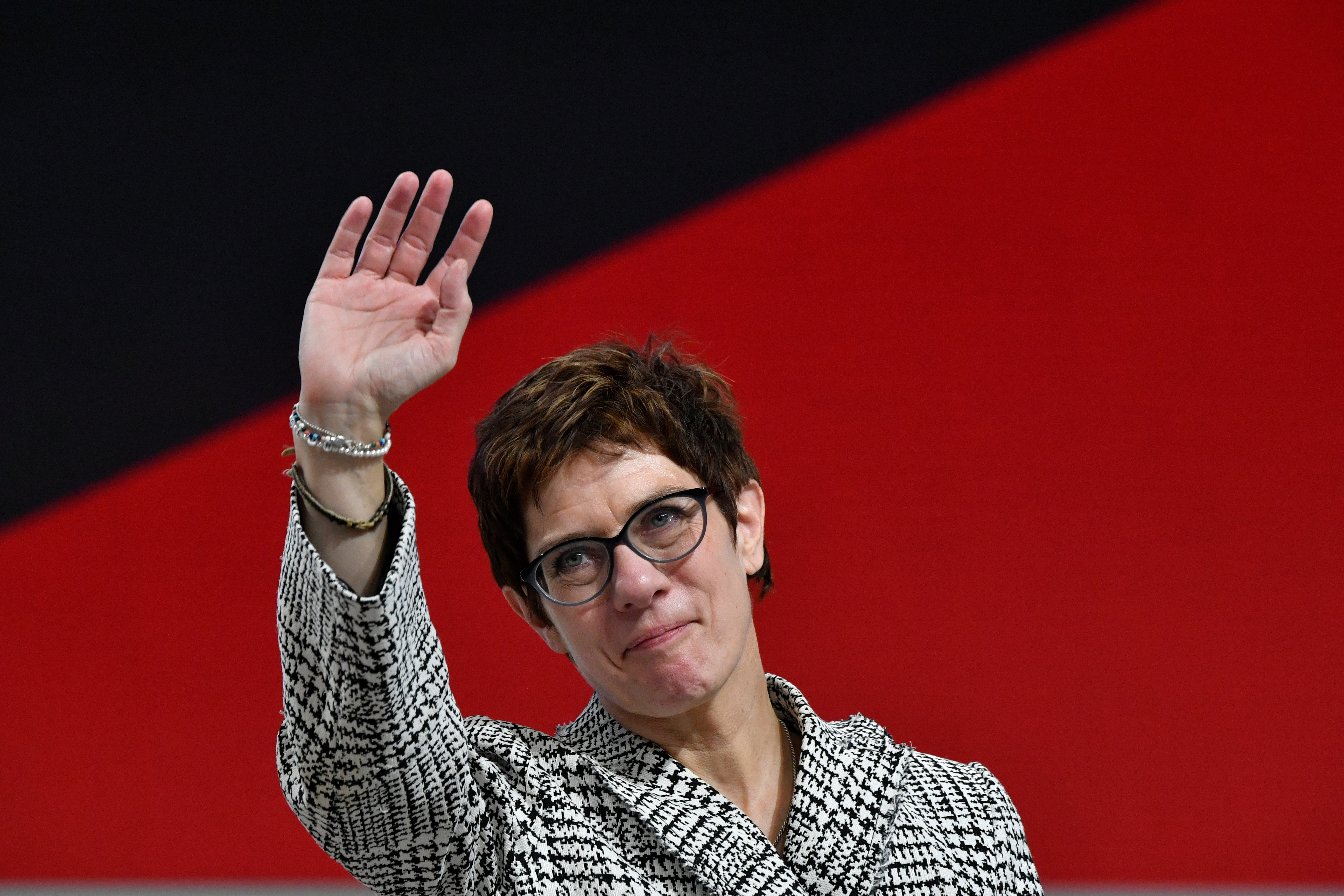 Annegret Kramp-Karrenbauer lesz az új német védelmi miniszter