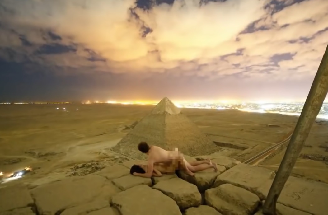 Szexjelenetet forgattak a gízai nagy piramison