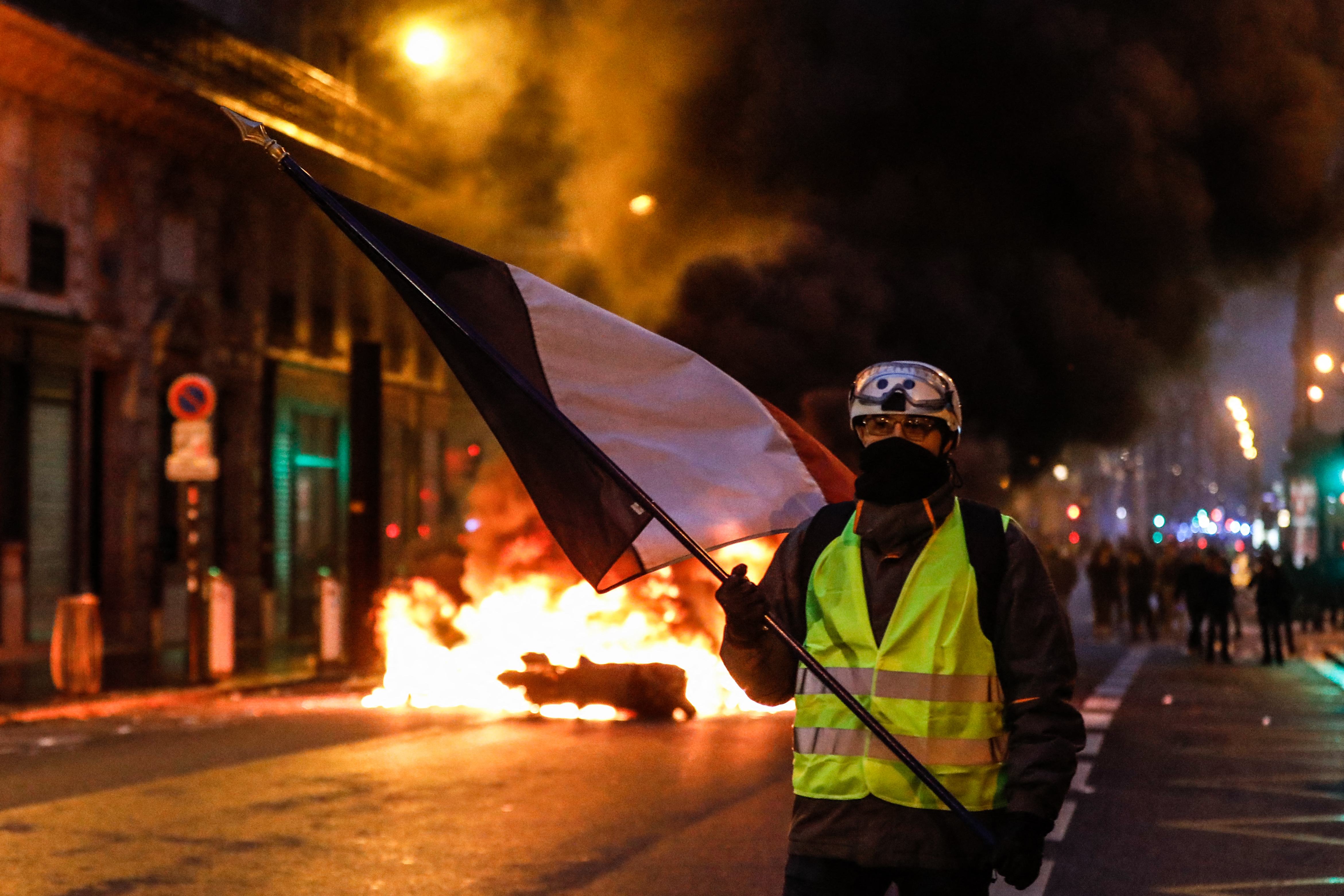 Pénzügyi katasztrófa Franciaországnak a sárgamellényes tüntetéssorozat