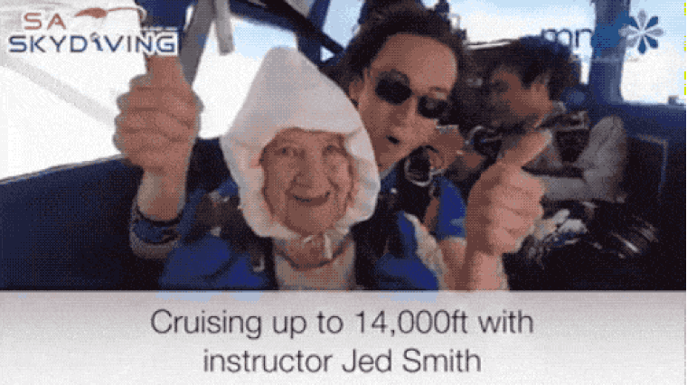 102 évesen ugrott ki a repülőből egy ausztrál asszony