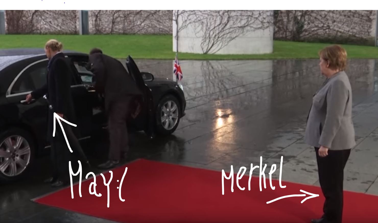 Ez nem Theresa May napja: Még a Mercedes ajtaja sem nyílt ki, amikor Merkelt ment látogatni
