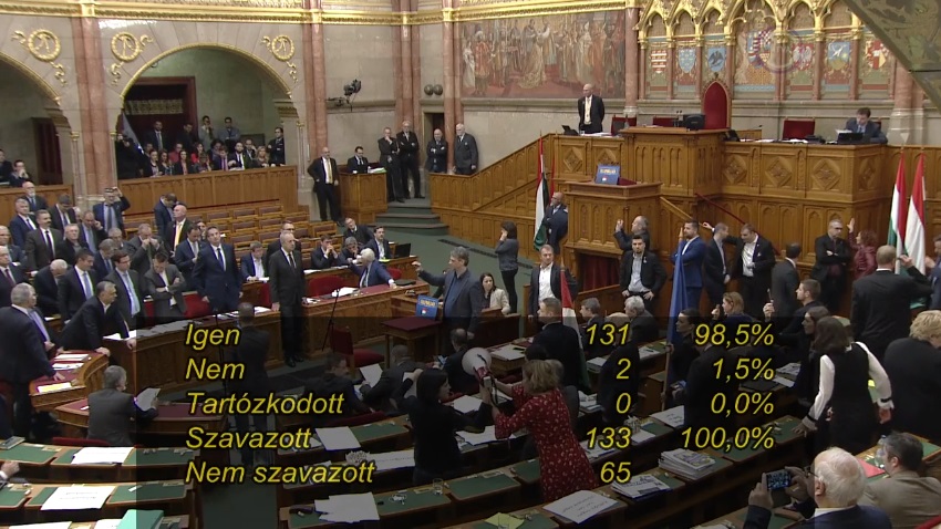 Megszavazta a parlament a különbíróságok bevezetését