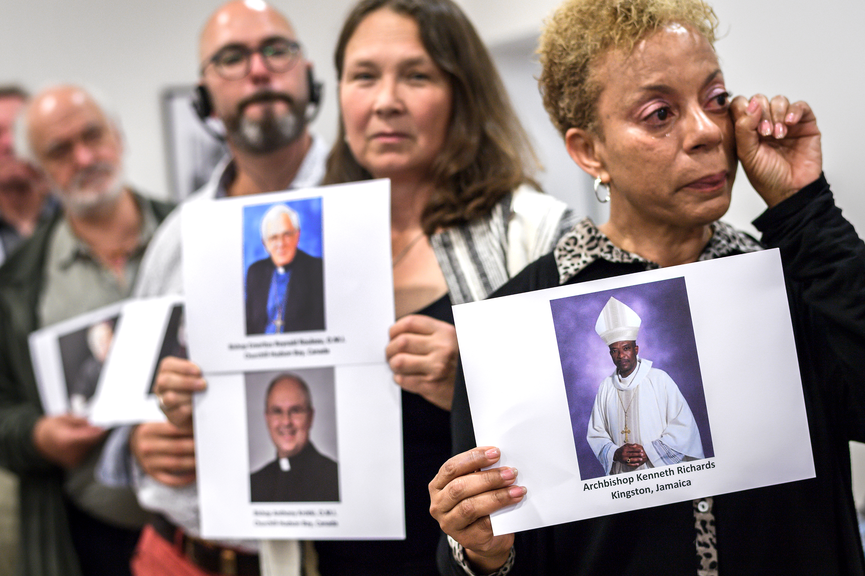 Áldozatok és aktivisták az Ending Clergy Abuse nevű nemzetközi szervezet sajtótájékoztatóján Genfben, 2018-ban