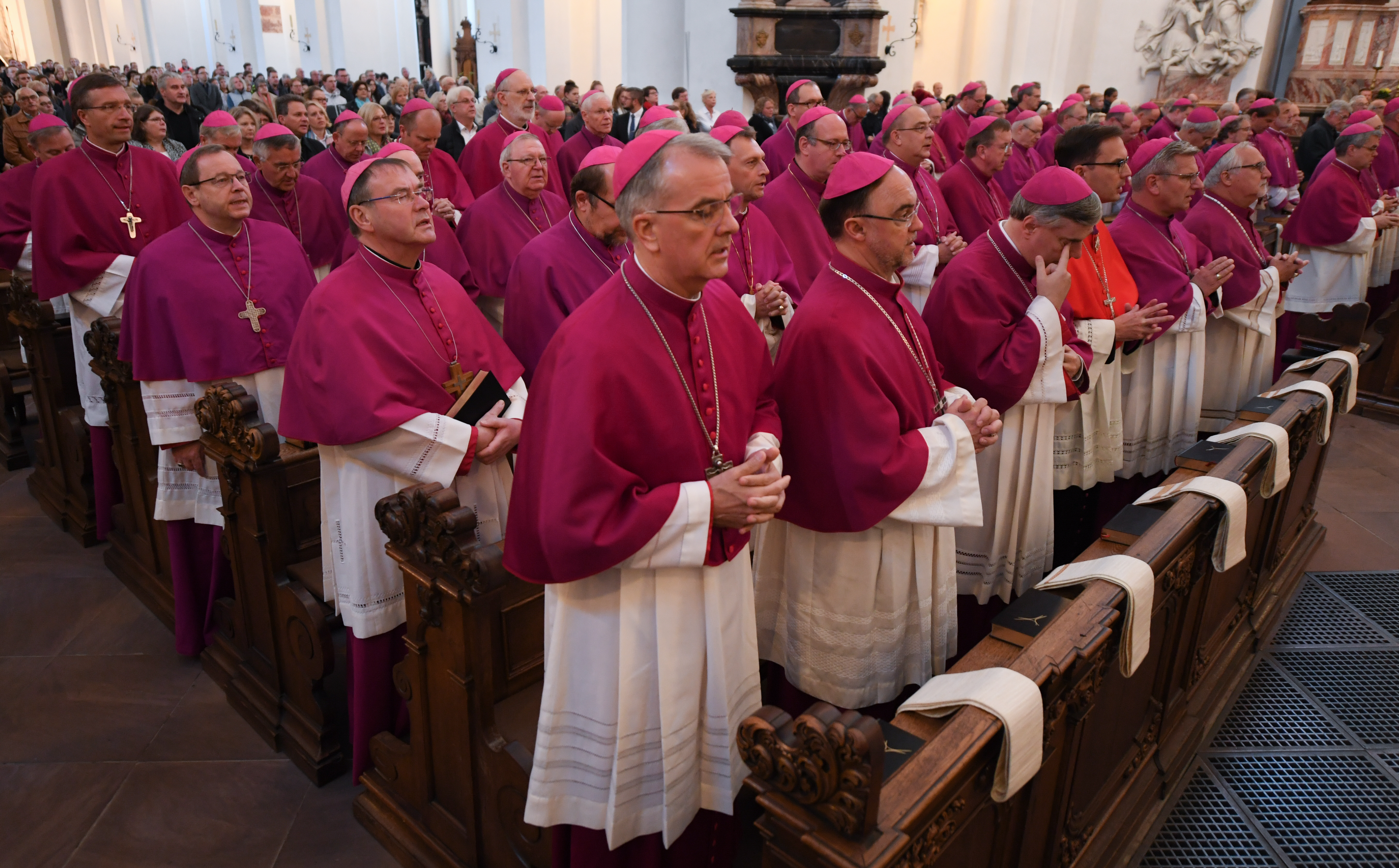 Német püspökök imádkoznak, mielőtt testületileg bocsánatot kérnek a többezer molesztált gyerek miatt