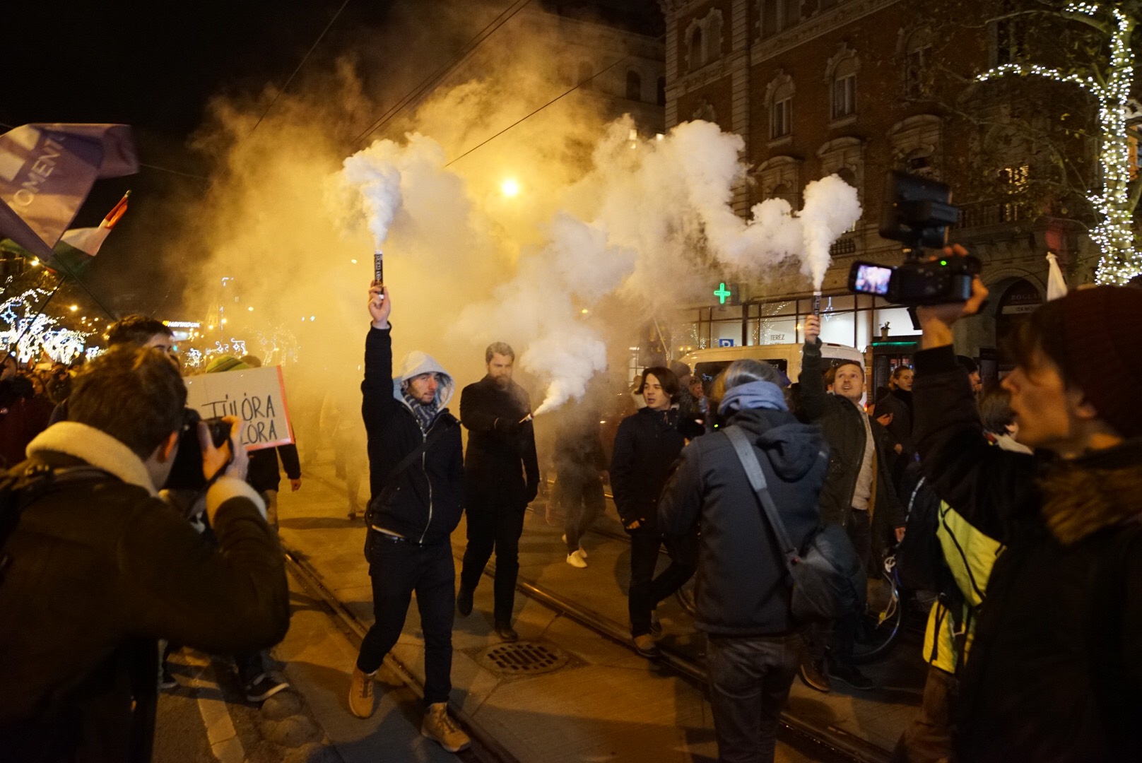A túlóratörvény miatt tüntetők áttörték a rendőrsorfalat a Lendvay utcában, EU-s zászlóval felmásztak a pártszákház teraszára