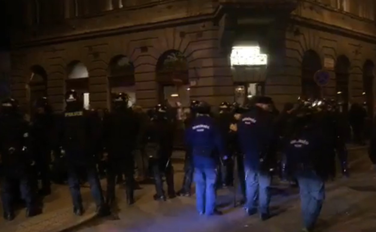 Rendőrök igazoltatták egy belvárosi kocsma vendégeit a Kossuth téri tüntetés után