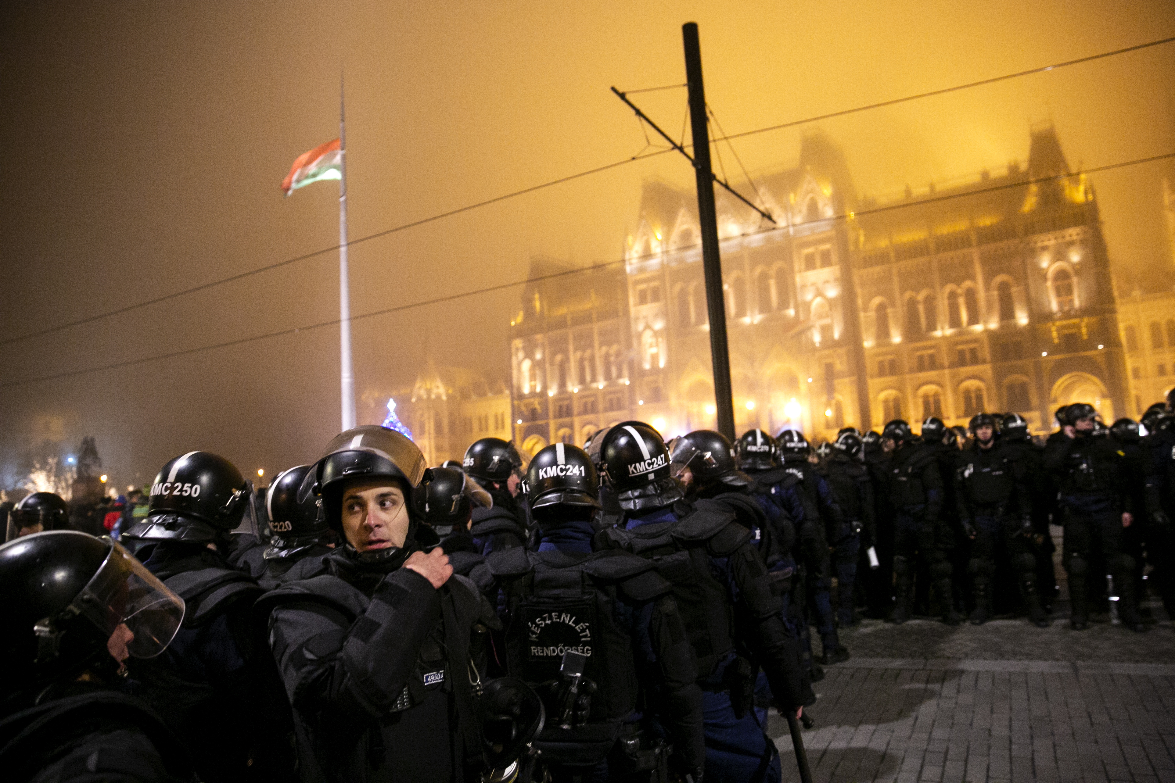 312 óra közmunkát kapott a Kossuth téri zászlórudat lefújó férfi
