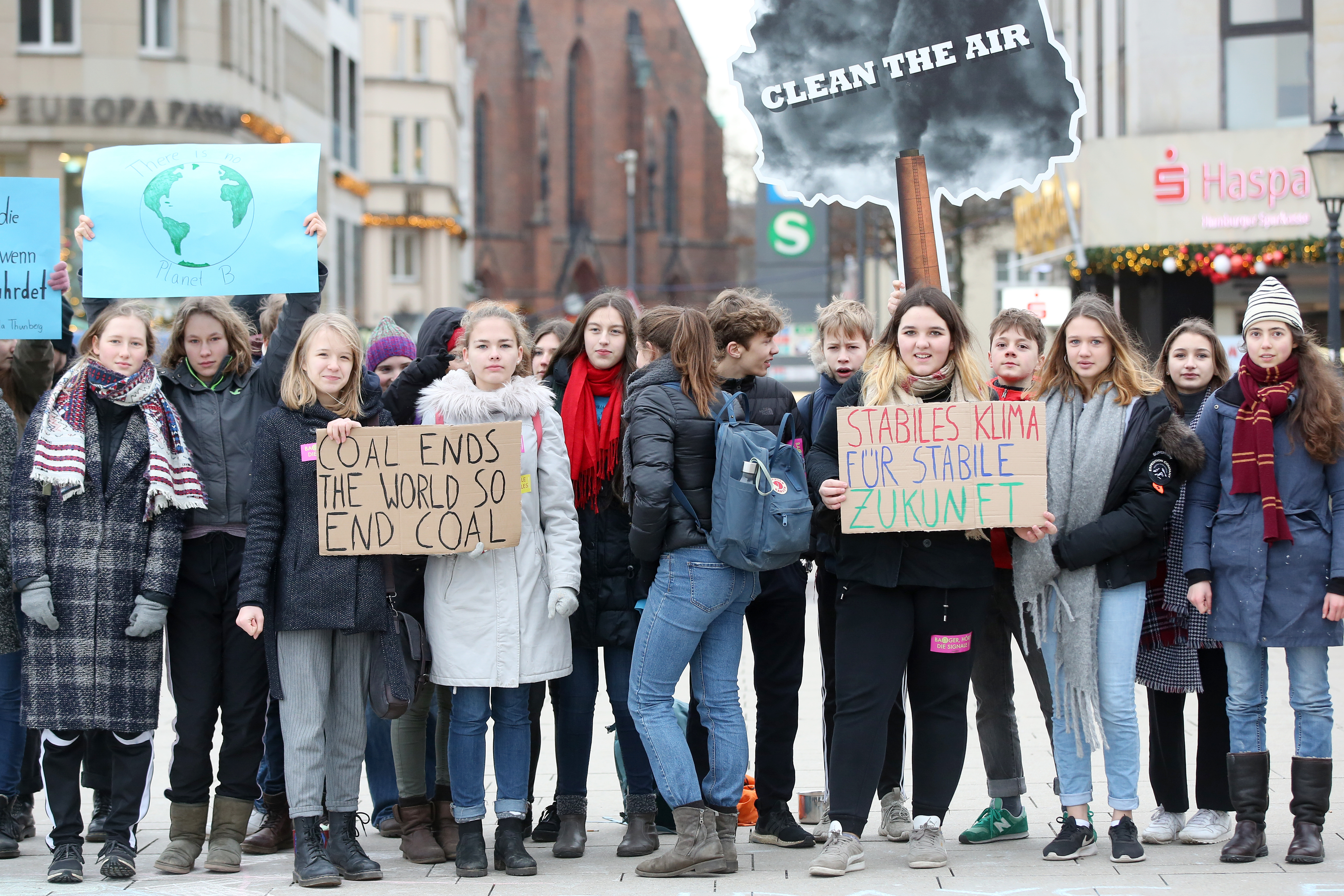A klímavédelemért tüntetnek gyerekek és fiatalok egész Németországban