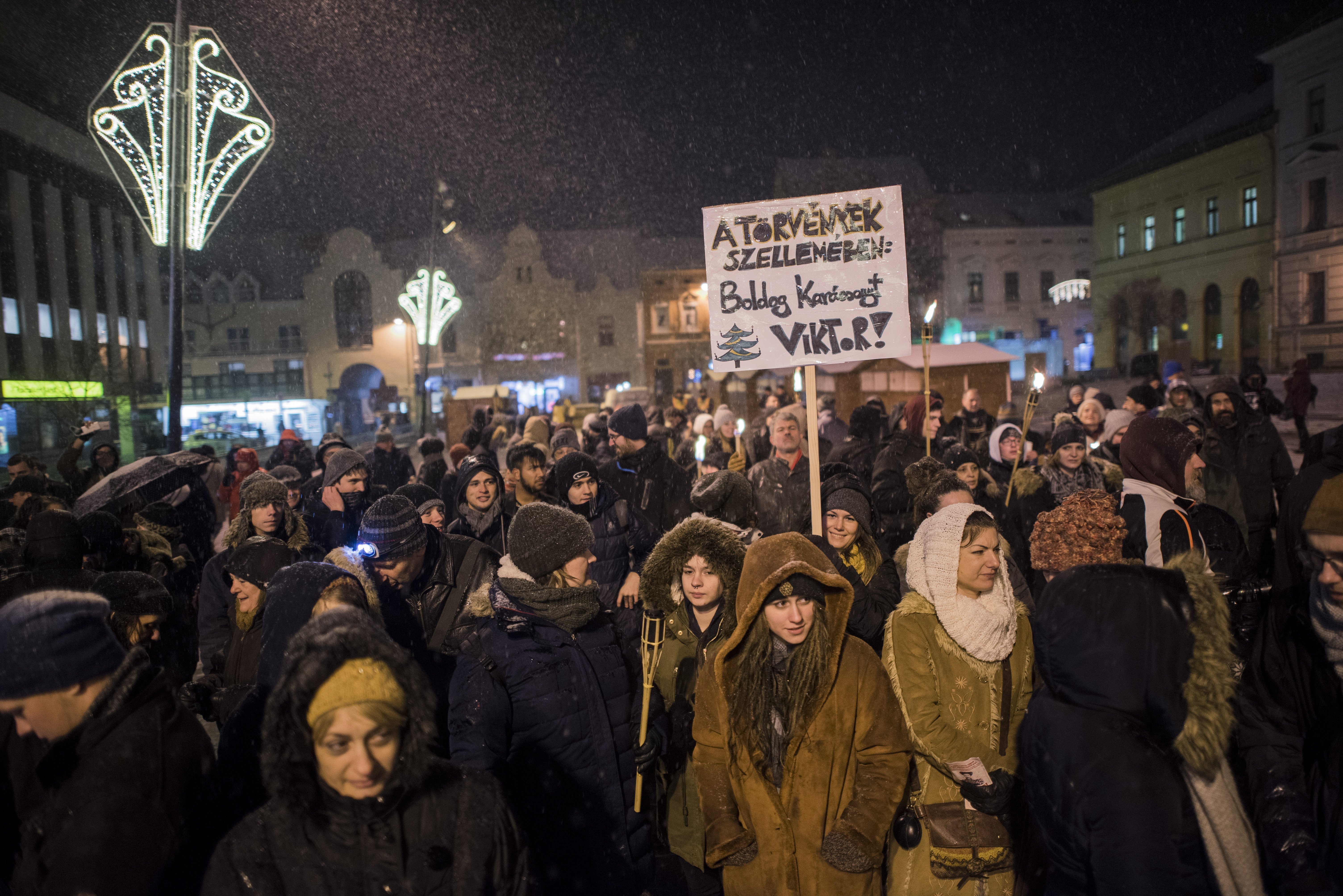 Pécsen is tüntettek a túlóratörvény ellen