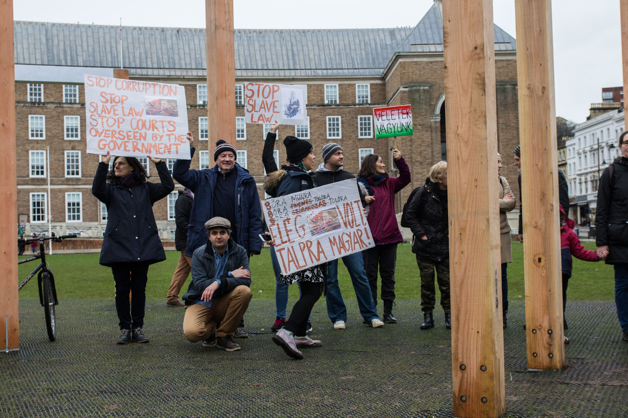 Bristol felelt a budapesti tüntetőknek