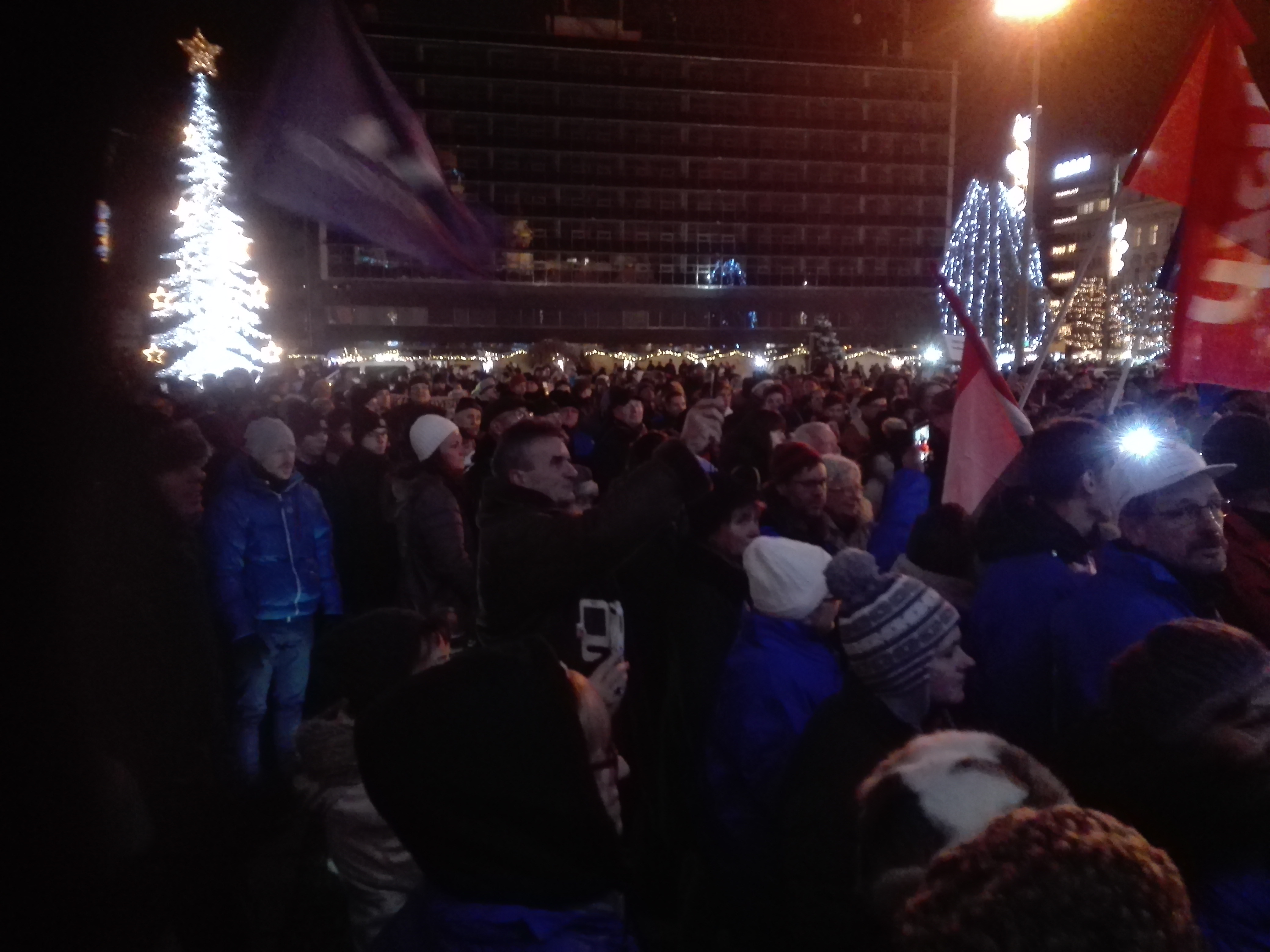 Százak tüntettek a vidéki nagyvárosokban, Debrecenben hógolyókkal dobálták a Fidesz irodáját