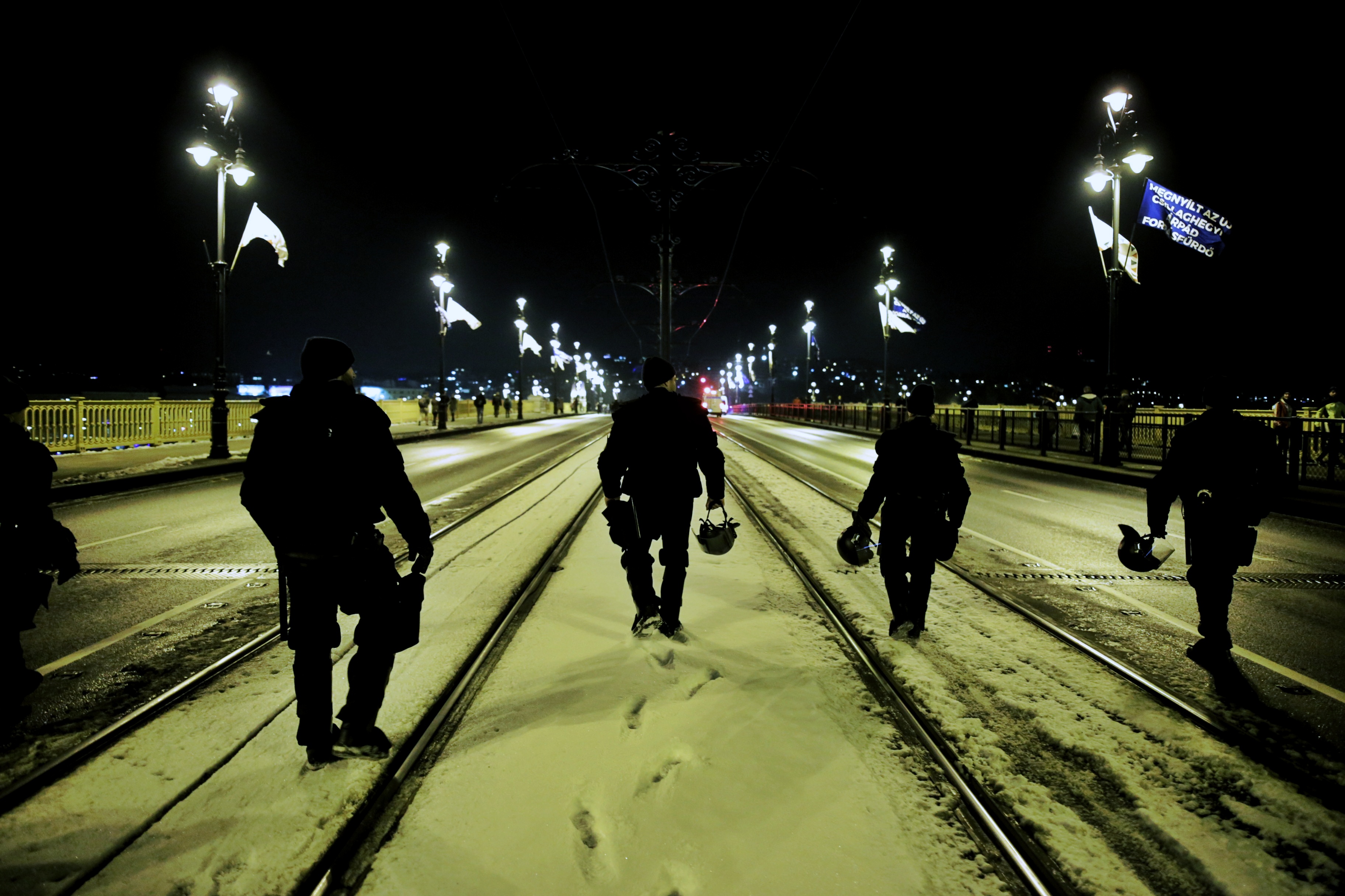 Februárig akárkit, akármikor, akármiért igazoltathatnak és átvizsgálhatnak Budapesten a rendőrök