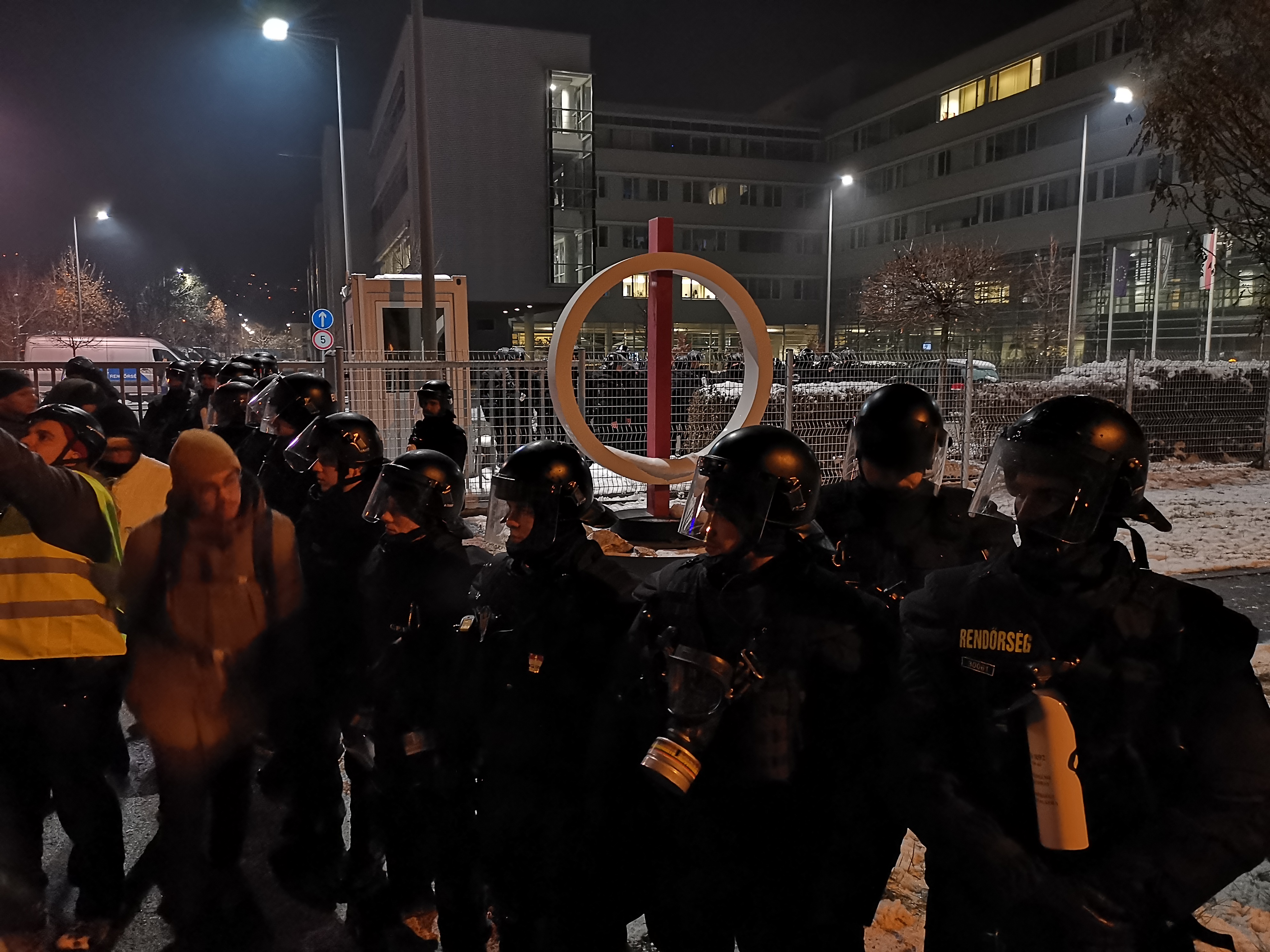 Hadházy Ákos estére tüntetést szervez az MTVA elé
