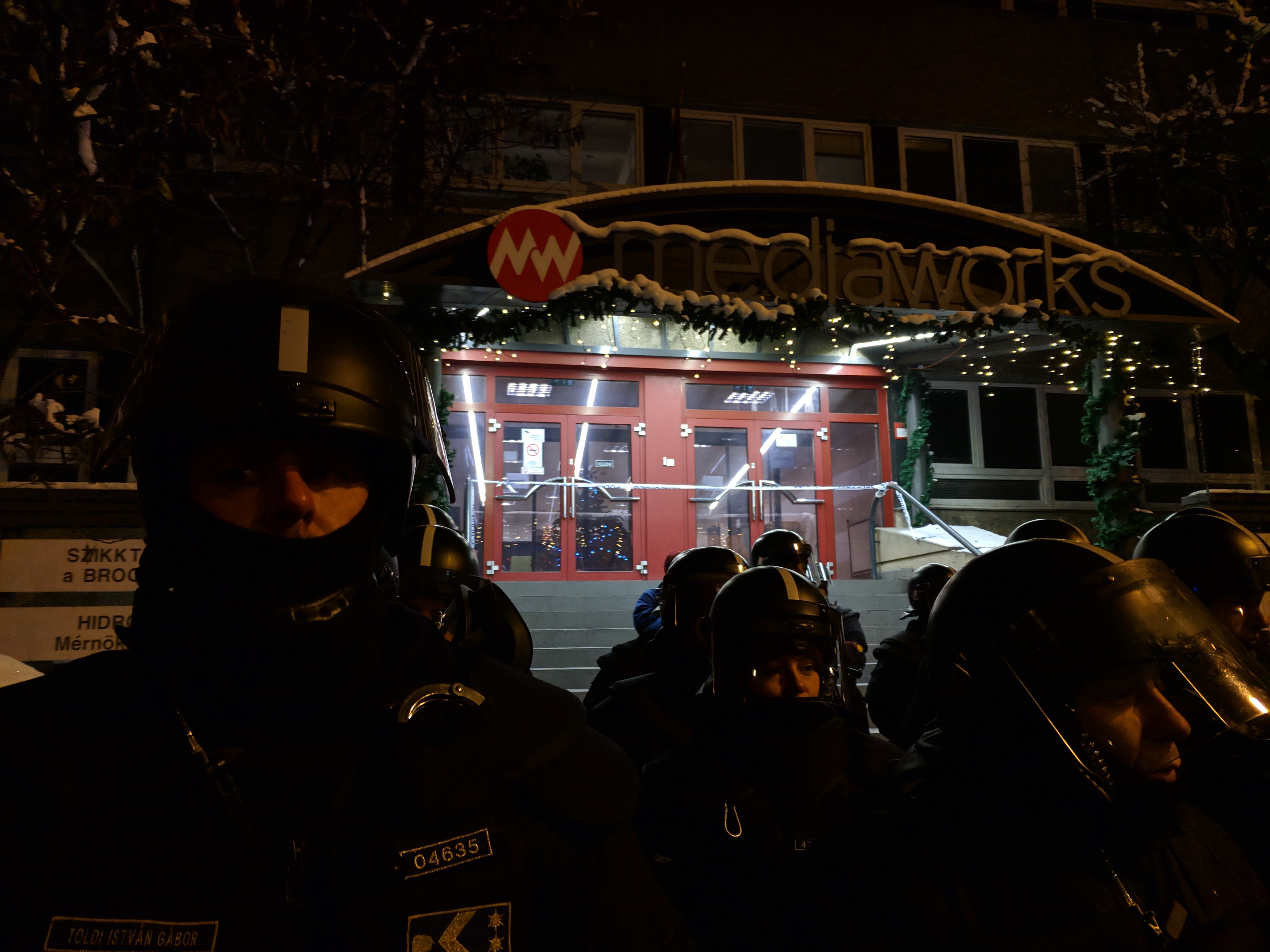 A Népszabadság volt épületébe beköltöző Mészáros-központhoz érkeztek a tüntetők
