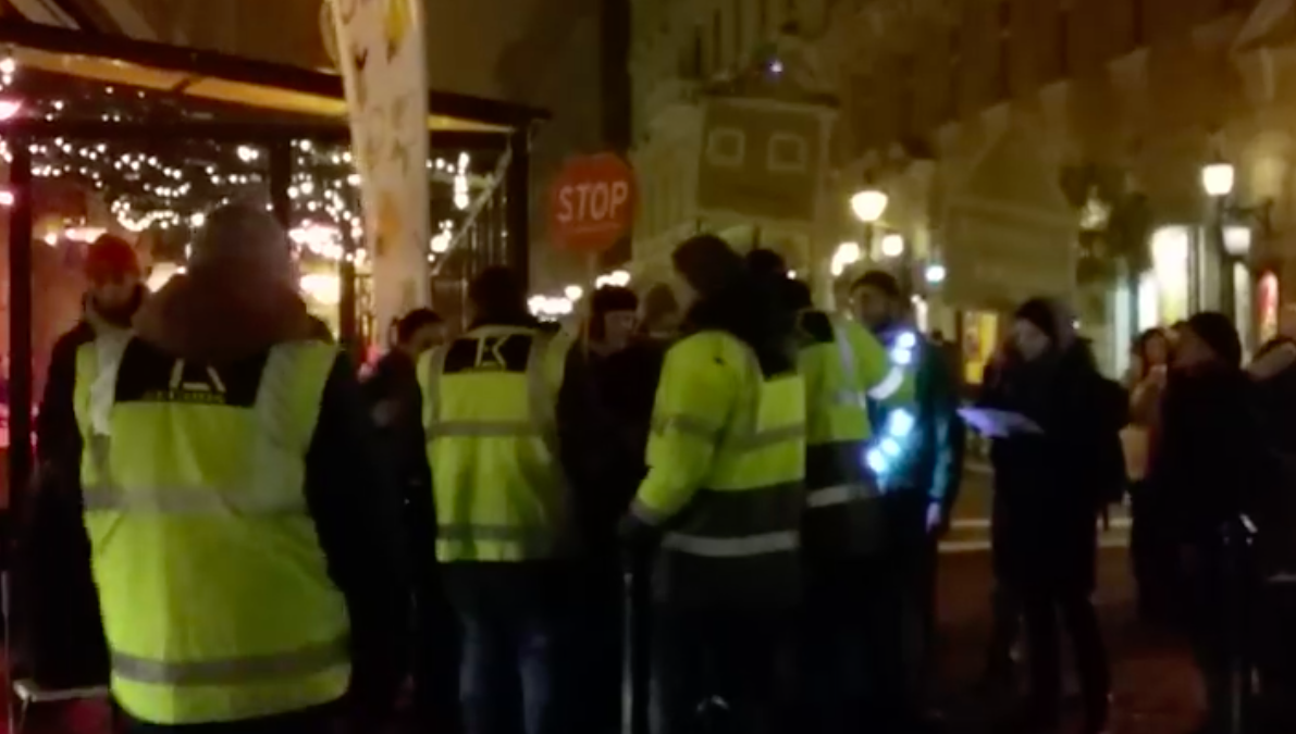 A hajléktalanokért énekeltek aktivisták a Bazilikánál, gyorsan meg is jelentek a biztonsági őrök