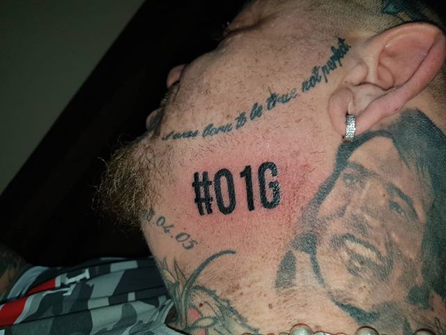 Elvis magára tetováltatta, hogy #O1G