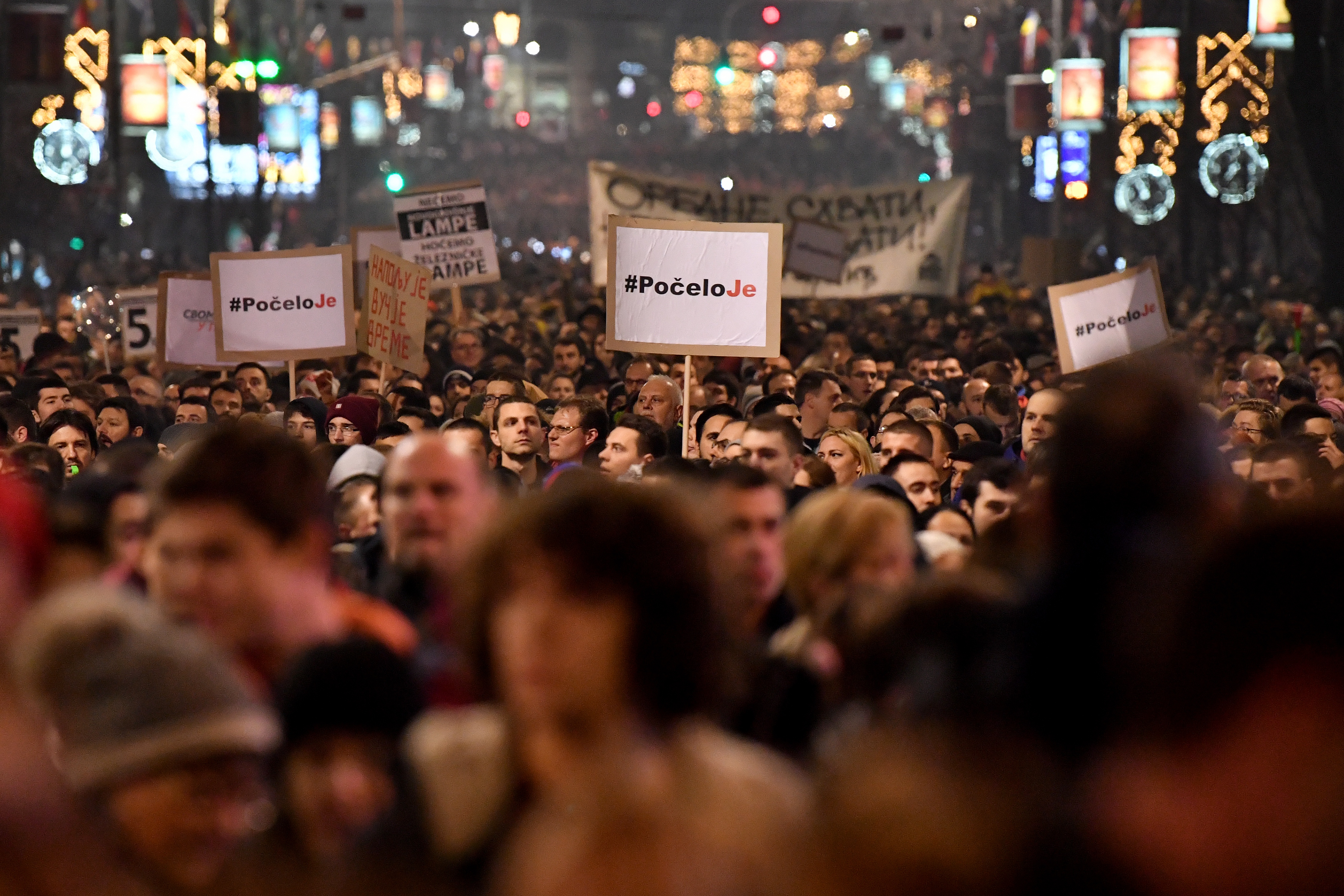 Több ezer bérkommentelője van a szerb kormánypártnak