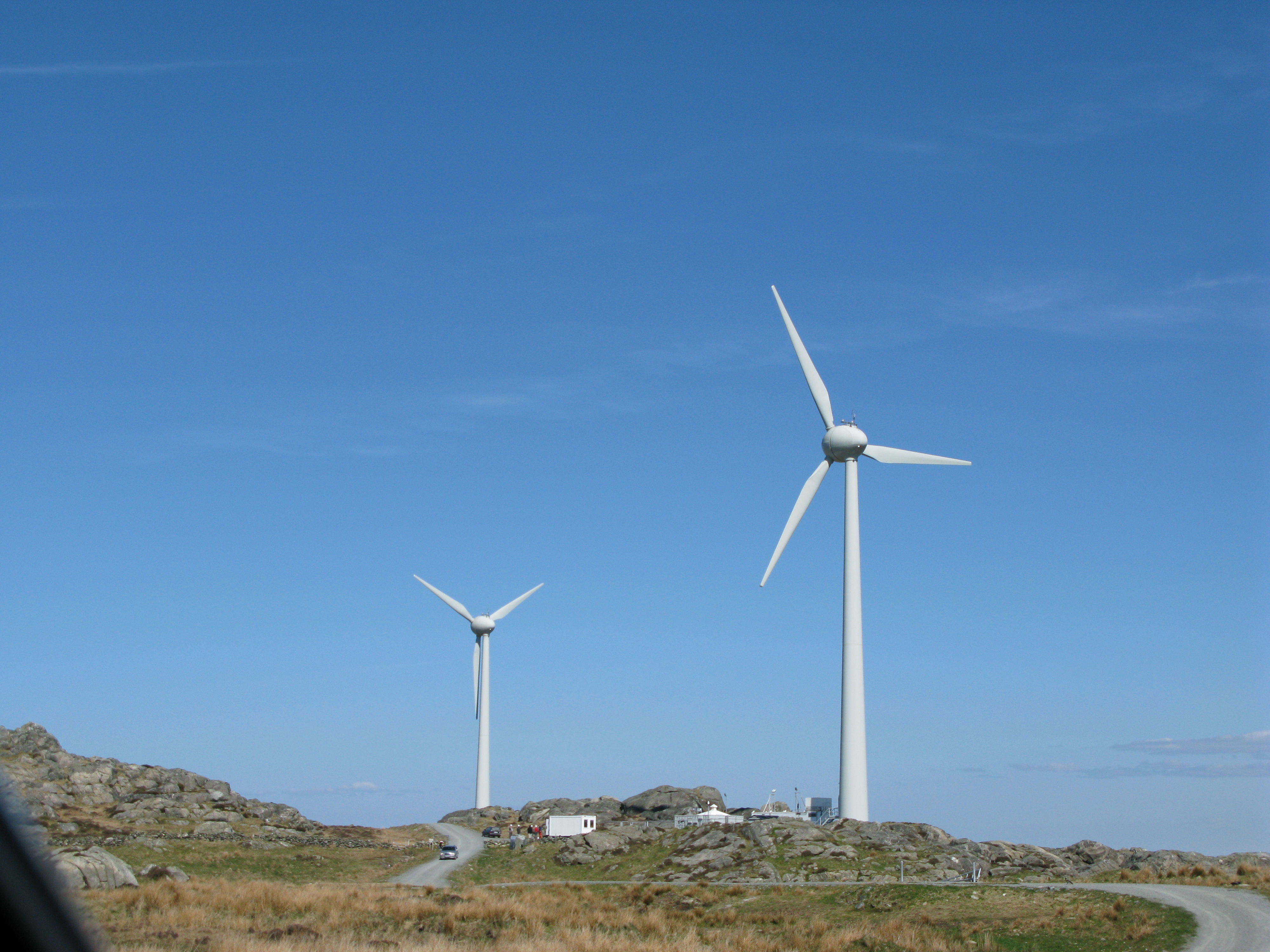 Két 40 méteres szélturbina a norvégiai Utsira délnyugati szigetén 2018-ban. A turbinák az apró délnyugat-norvégiai Utsira szigeten zajló projekt részét képezik, aminek a célja, hogy a felesleges szélenergiát könnyen tárolható hidrogénné alakítsák át.