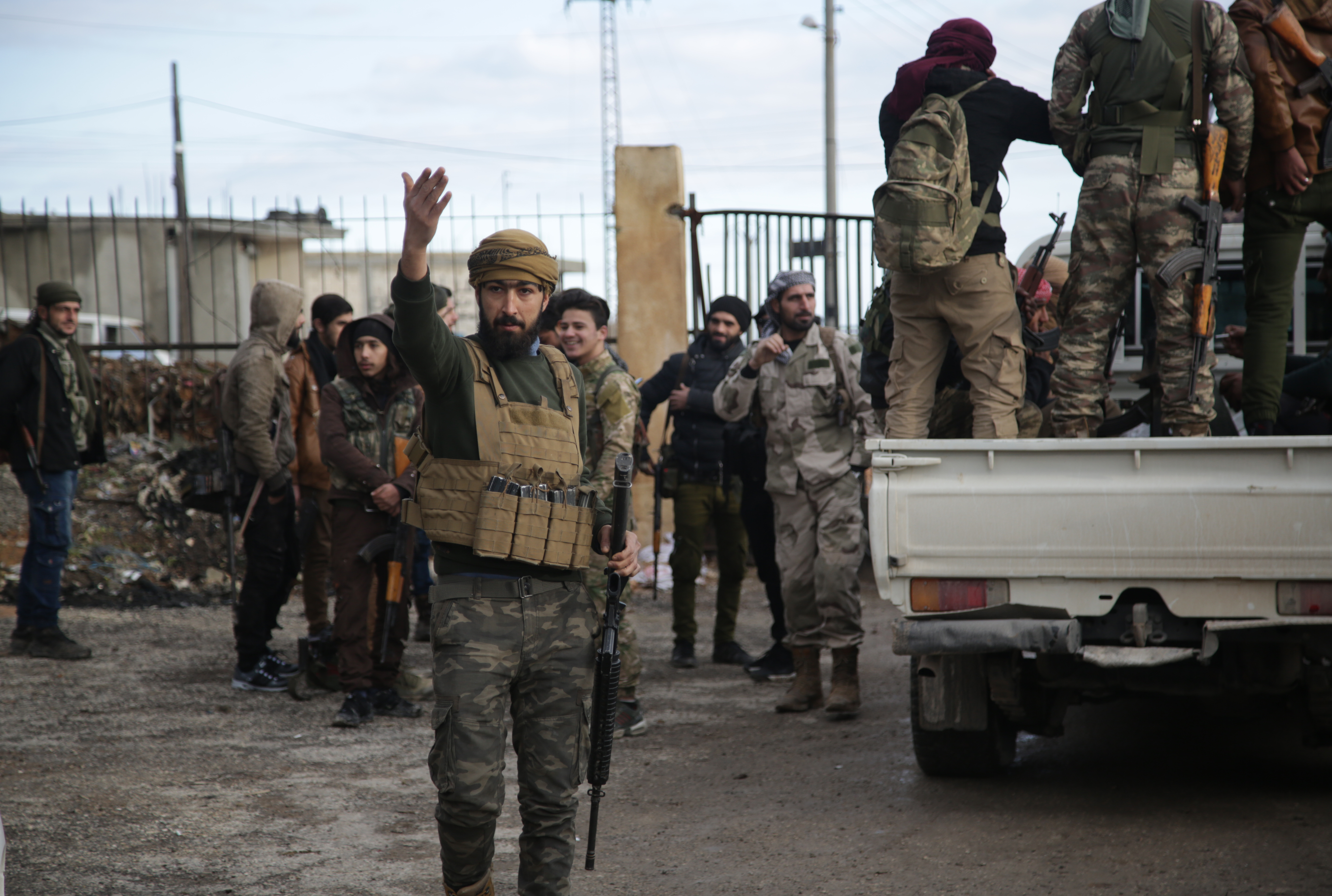 Törökbarát milíciák nyomulnak a szíriai Manbidzs felé, hogy kiszorítsák a kurdokat