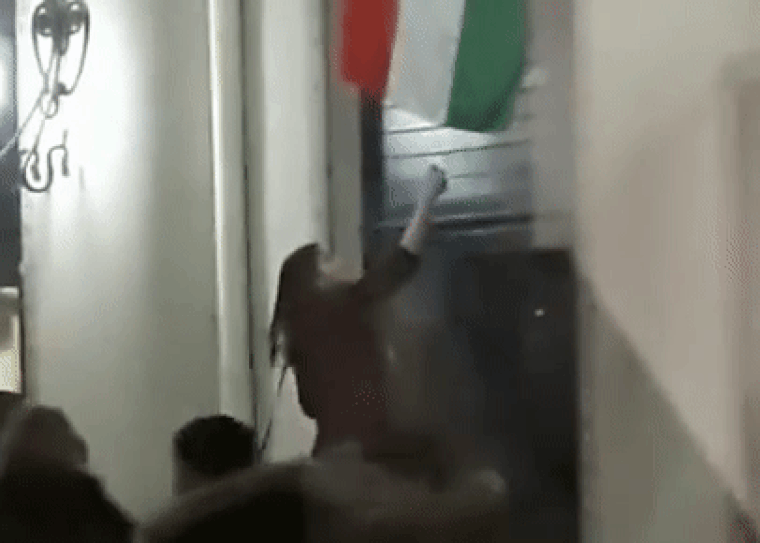 Egy táncikáló lány megpróbálta felgyújtani a magyar zászlót Nagyváradon