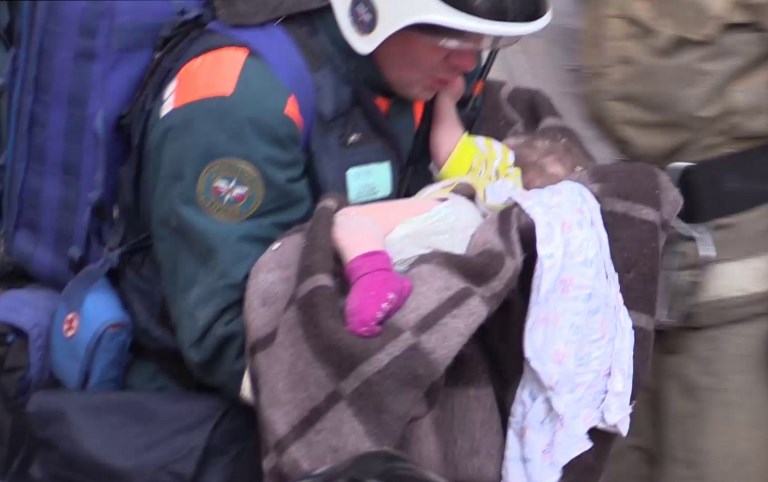 Életben találtak egy 11 hónapos csecsemőt a magnitogorszki romok alatt