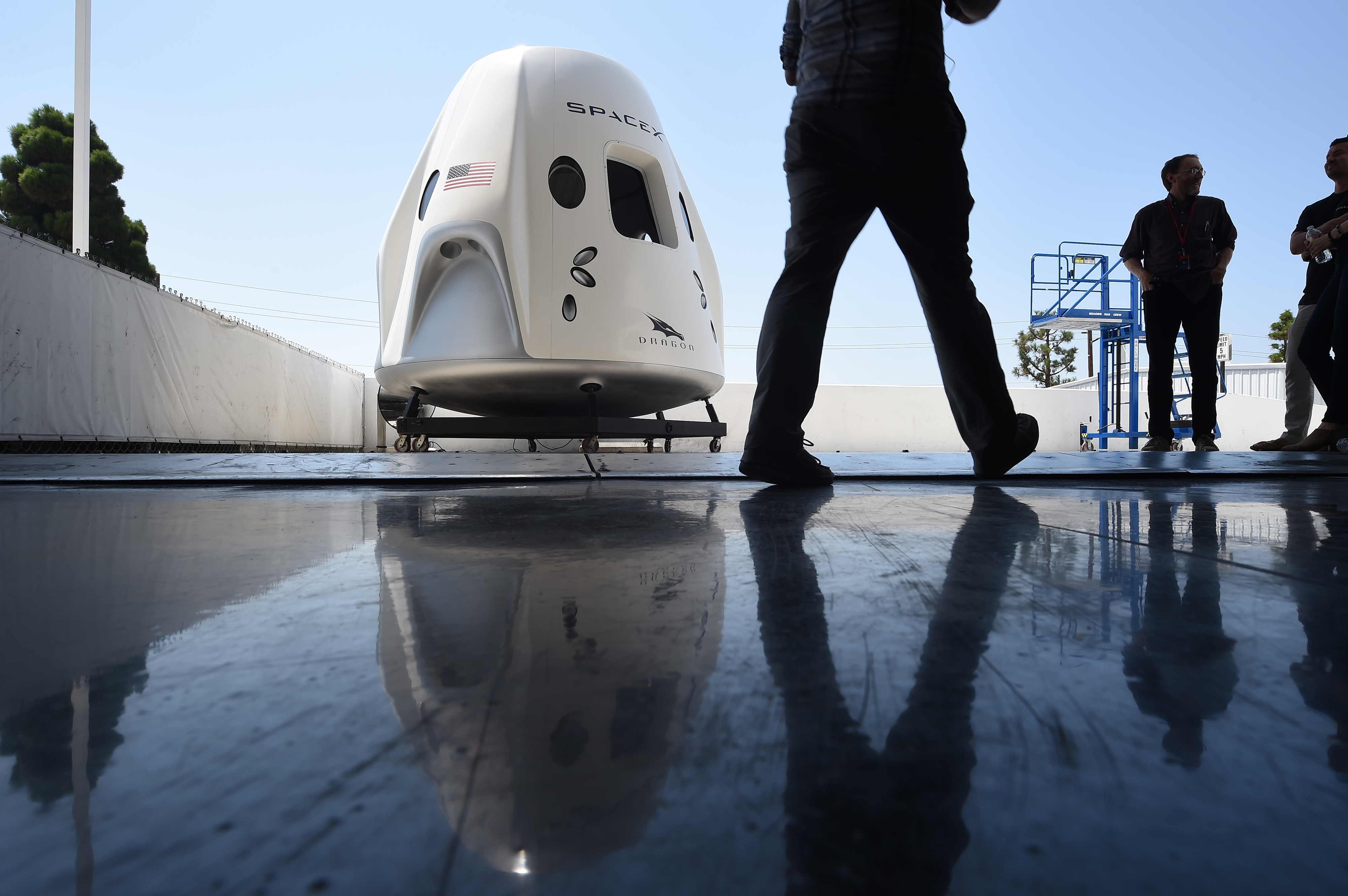 A Crew Dragon makettje a SpaceX bázisán