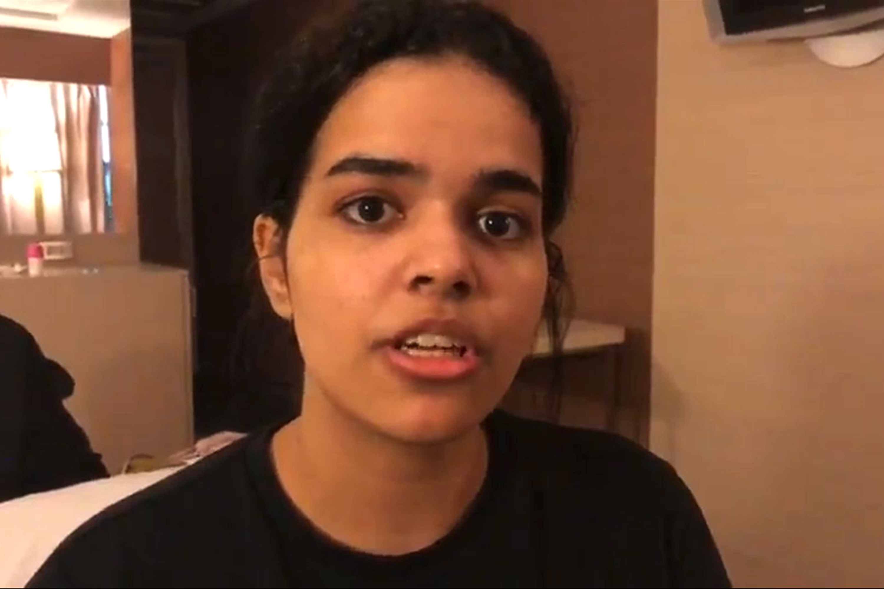 Életéért könyörög egy 18 éves szaúdi lány egy thaiföldi reptéren
