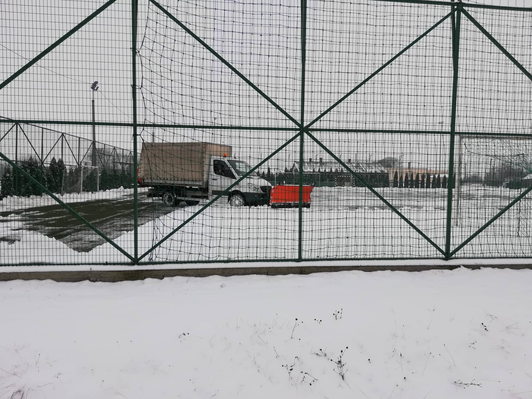 Nagykátát is ellepte a hó, de a fideszes önkormányzat hókotrói inkább a műfüves focipályát tisztítják