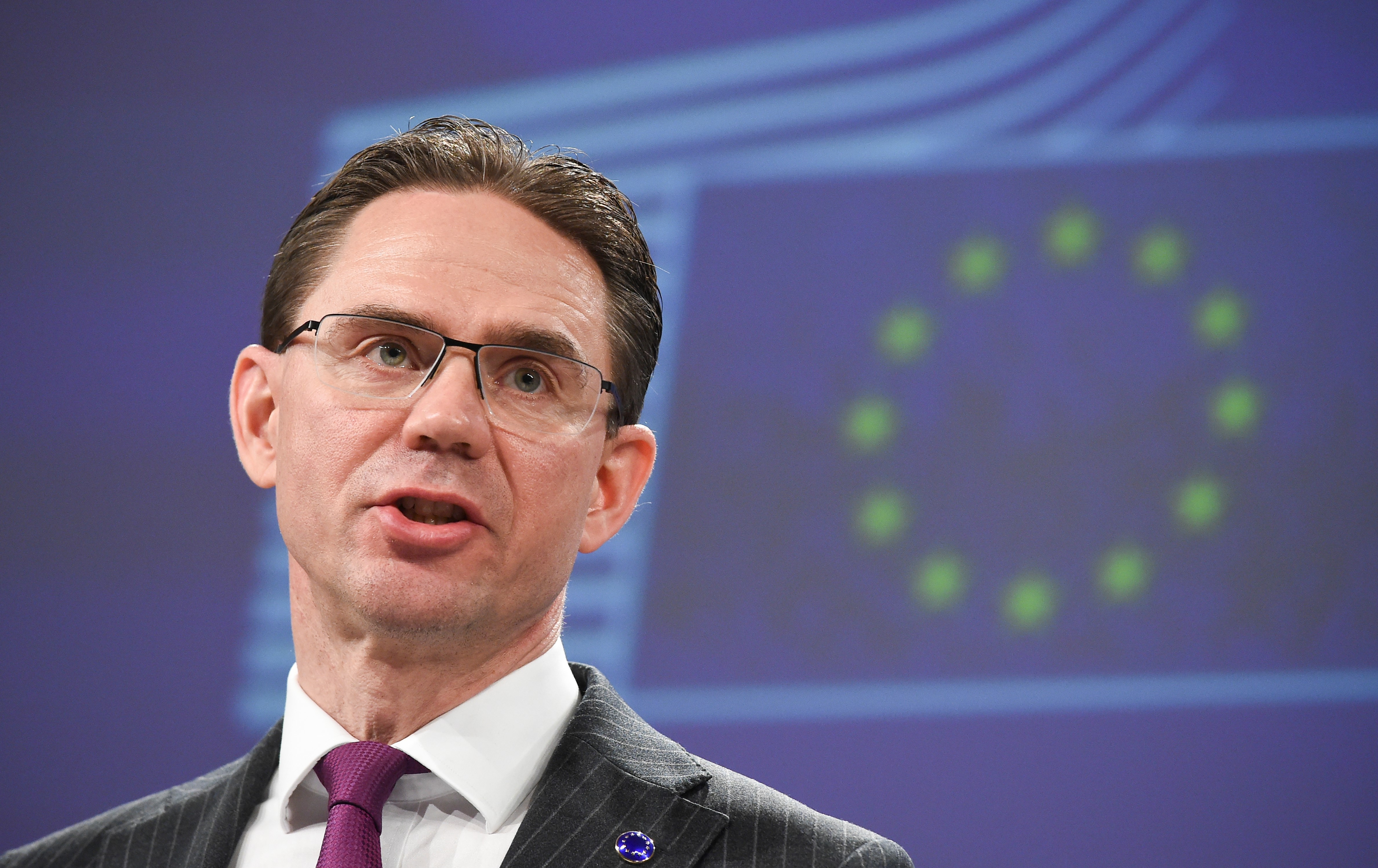 Néppárti EU-biztos: „Nem látom be, hogy európai adófizetők pénzét miért használják fel olyan országokban, ahol nem tartják tiszteletben a jogállamiságot”