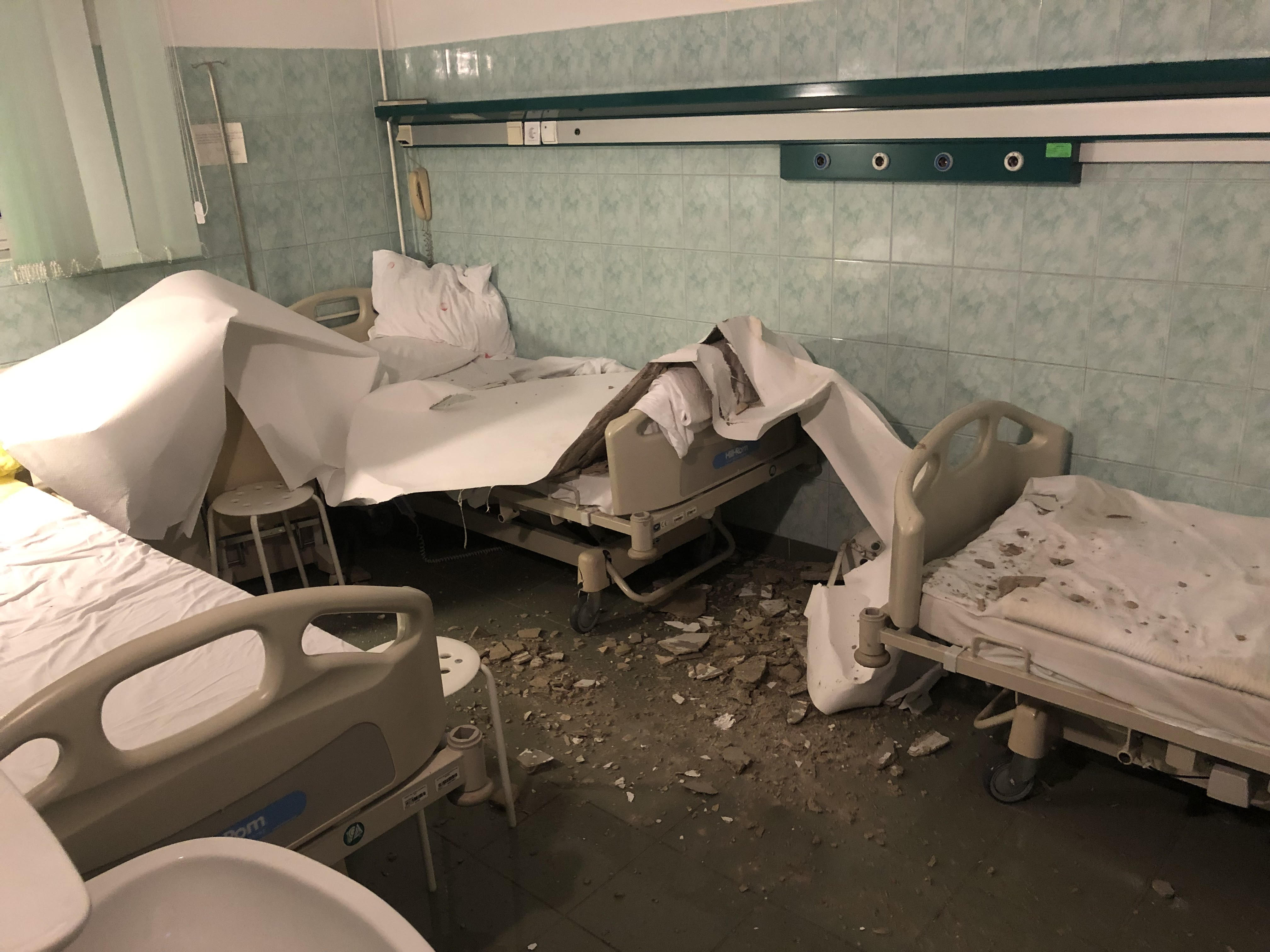 Bement meglátogatni a frissen műtött barátját a budapesti kórházba, rájuk szakadt a plafon a fizetős szobában