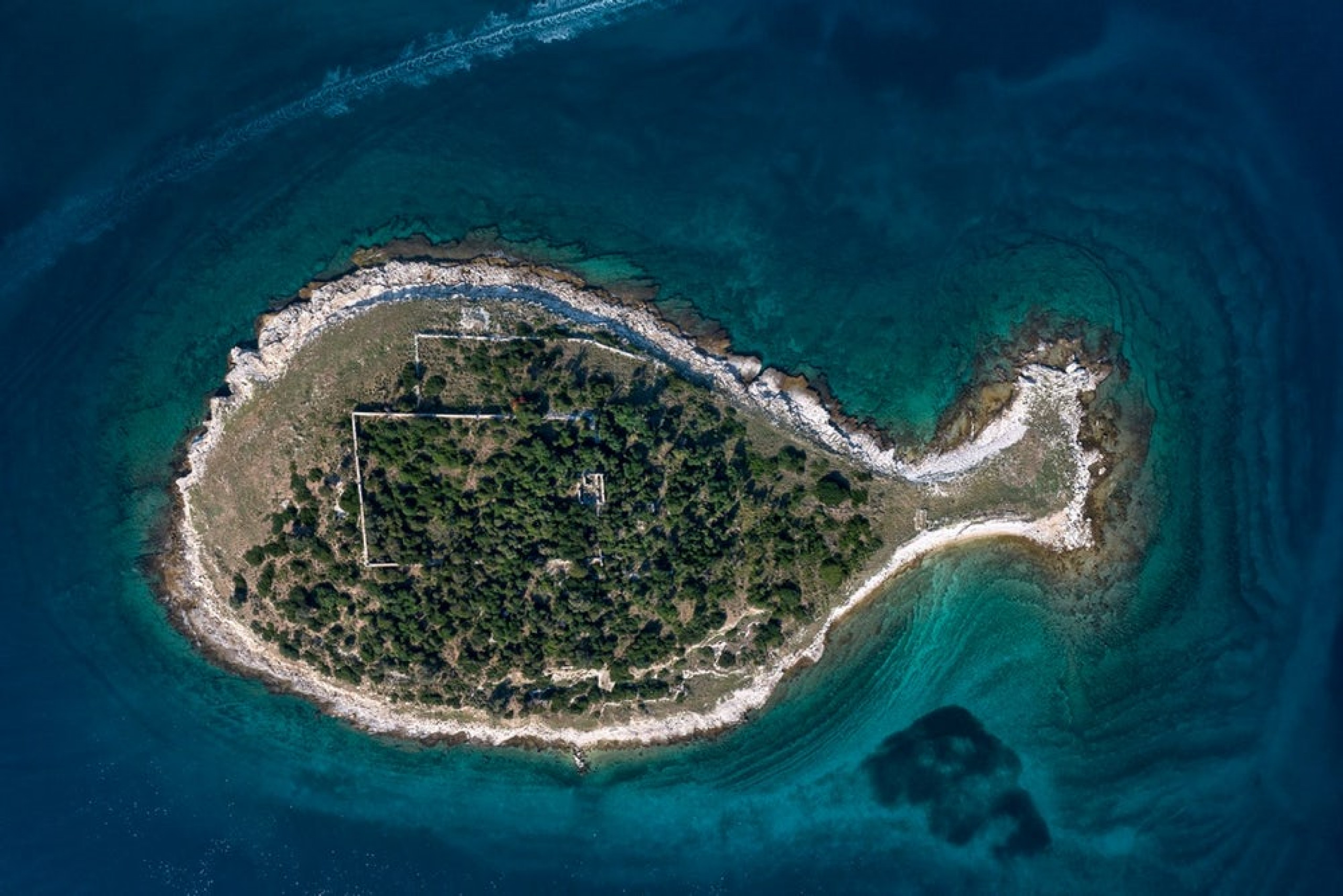 Shape island. Хорватия остров Бриюни. Необычные острова. Остров вид сверху. Острова странной формы.