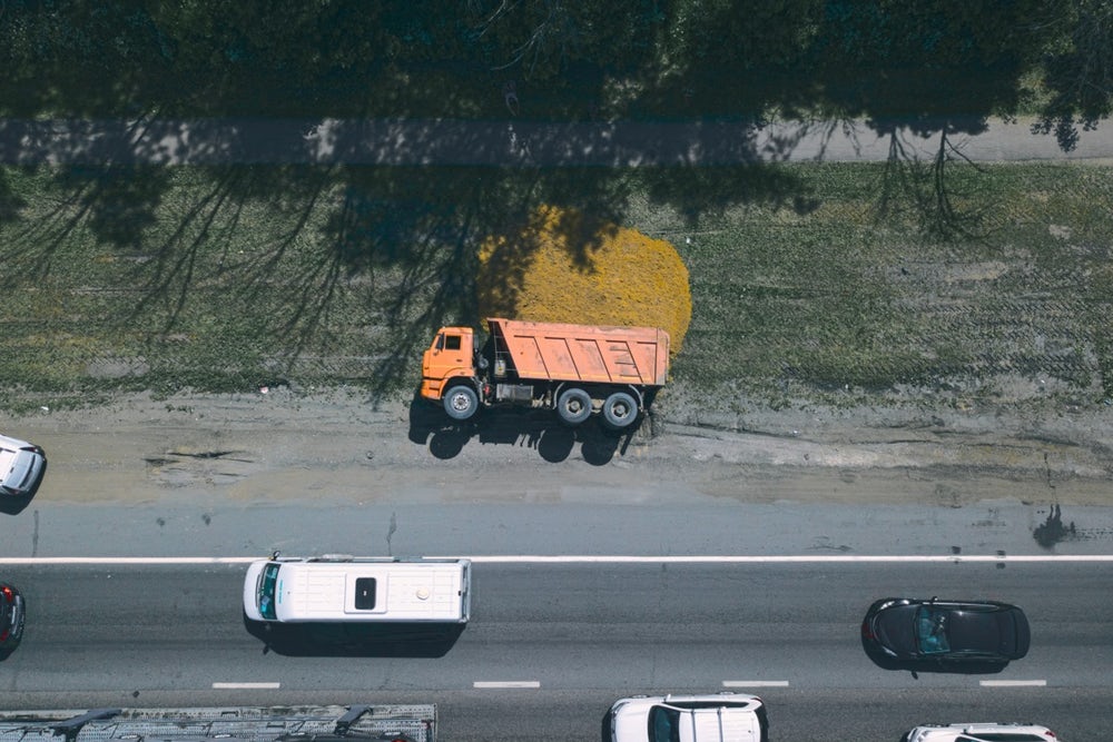 Egy oldalára dőlt teherautó és rakománya valahol Oroszországban