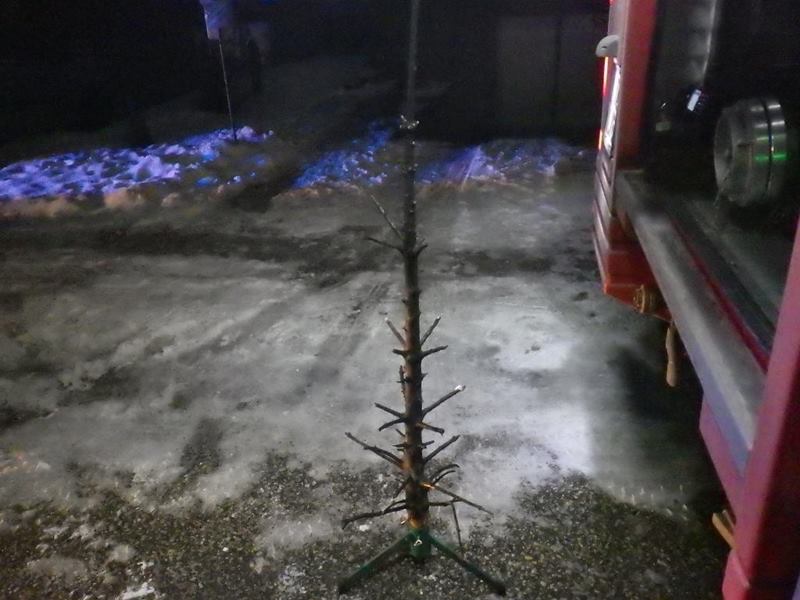 Meggyújtották még az utolsó csillagszórót a karácsonyfán, majdnem leégett a ház