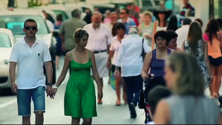 A gyanútlanul sétálgató Rogán házaspár is felbukkan Puerto Banús reklámfilmjében