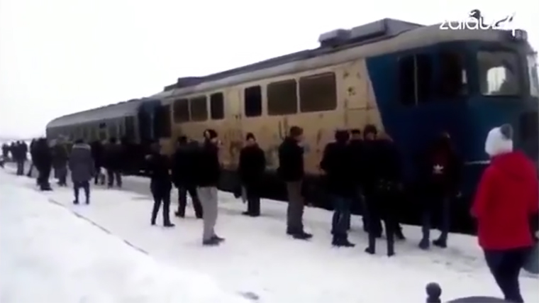 Ismét fellázadtak a román vasút utasai: a mozdony elé állva harcoltak ki maguknak egy üres vagont