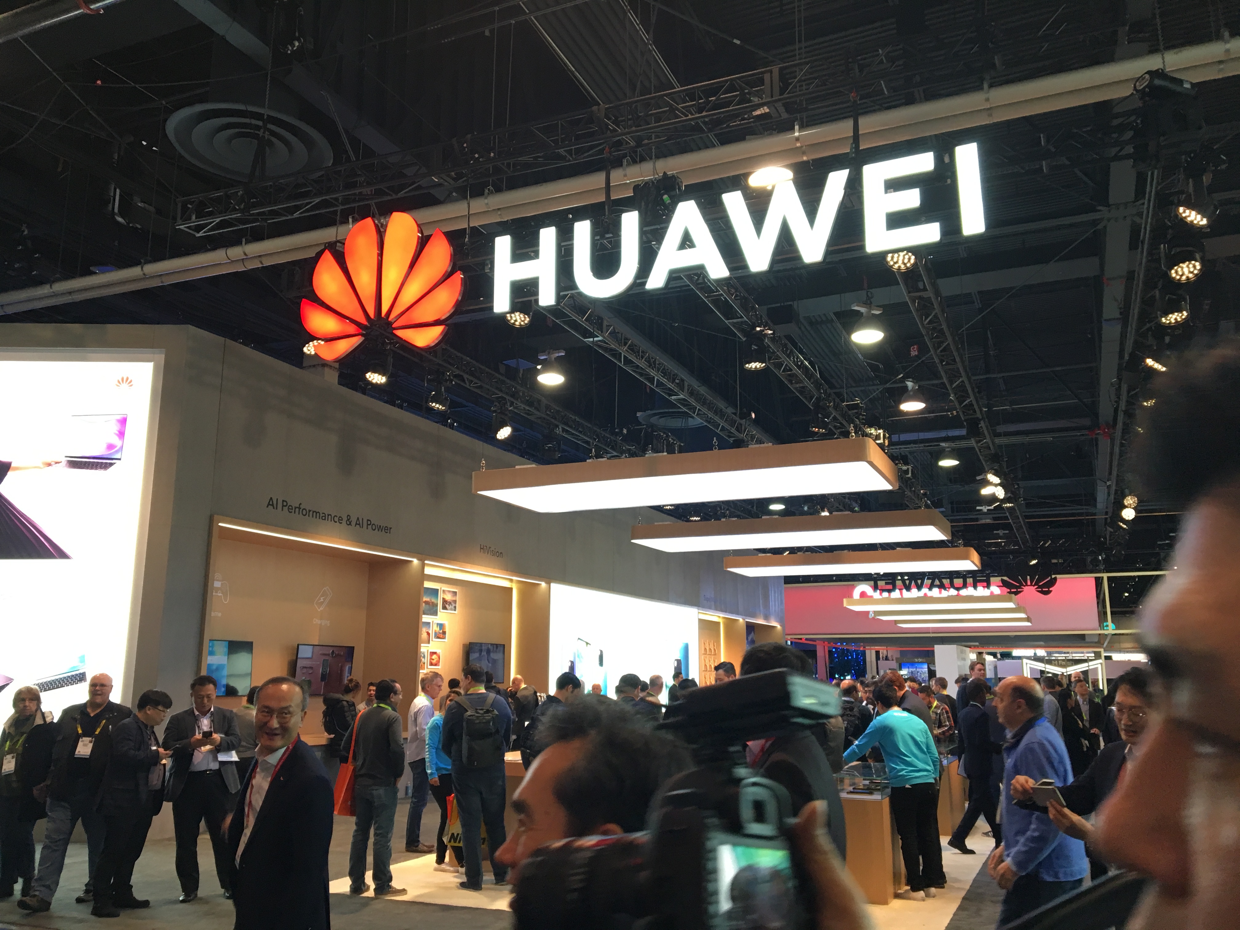 A Google felfüggesztette több együttműködését a Huawei-jel