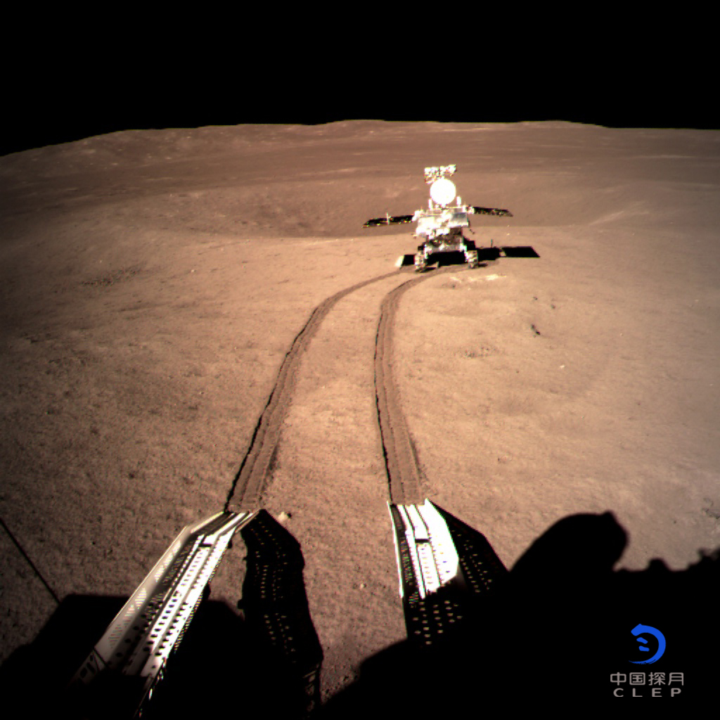 Vidám fényképezkedésbe kezdett a kínai űrszonda és a rover a Hold túloldalán