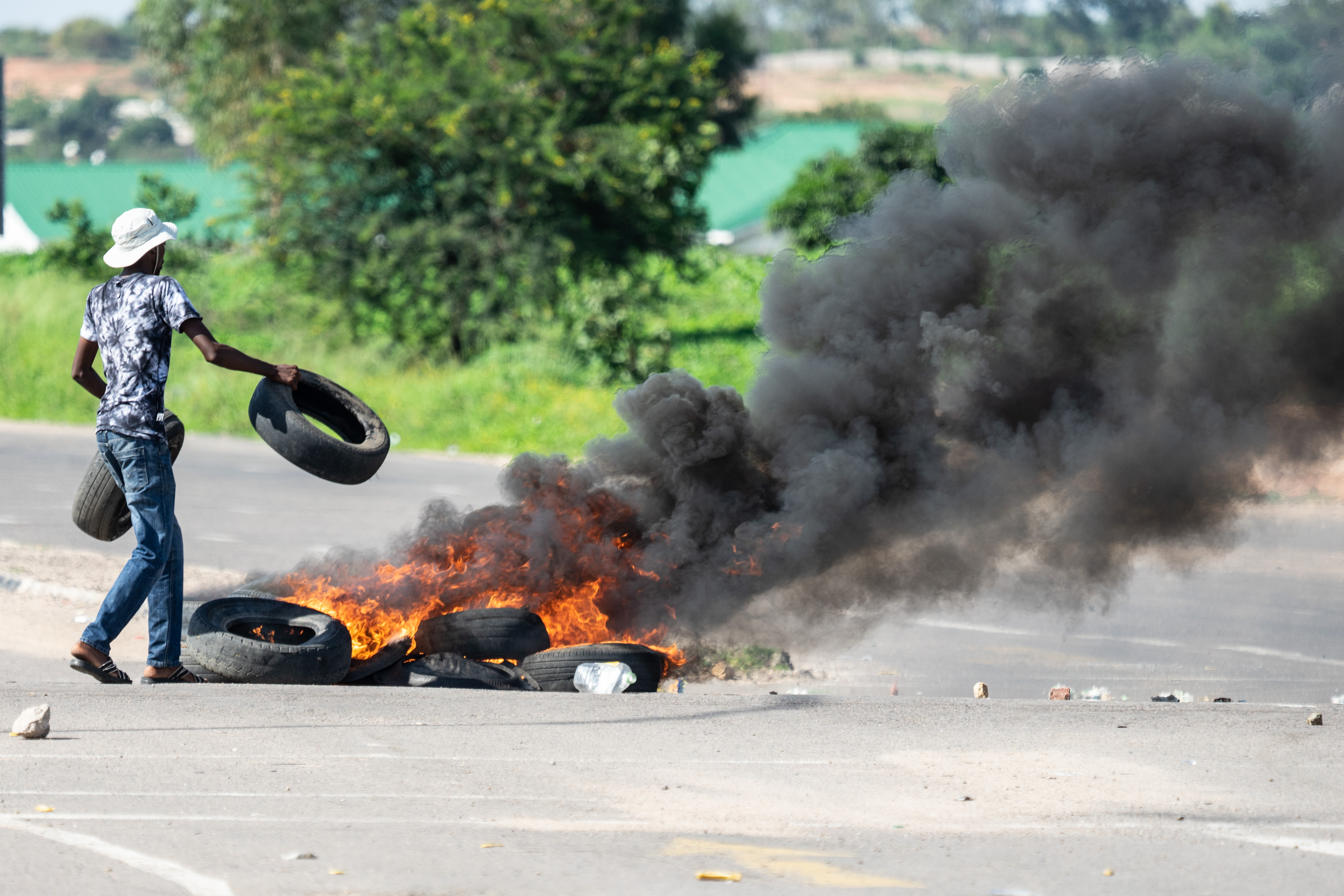 Zimbabwe elnöke nagyon megemelte az üzemanyagárakat, a rendőrség pedig éles lőszerrel lőtt az emiatt tüntetőkre