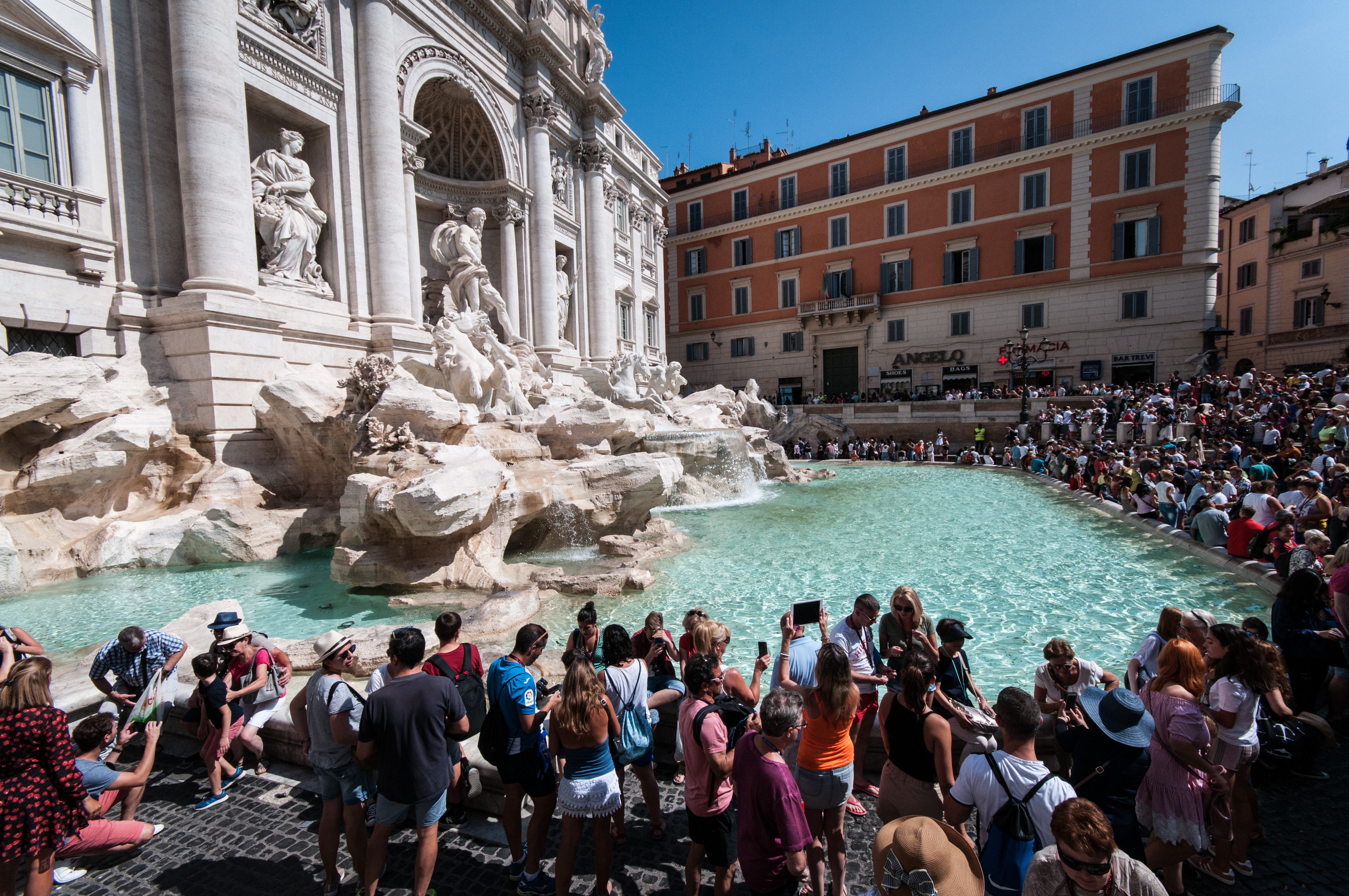 Погода в риме италия. Люди Италия фонтан Треви. Фонтан Треви фото туристов. Туристы в Риме. Экскурсии в Риме.